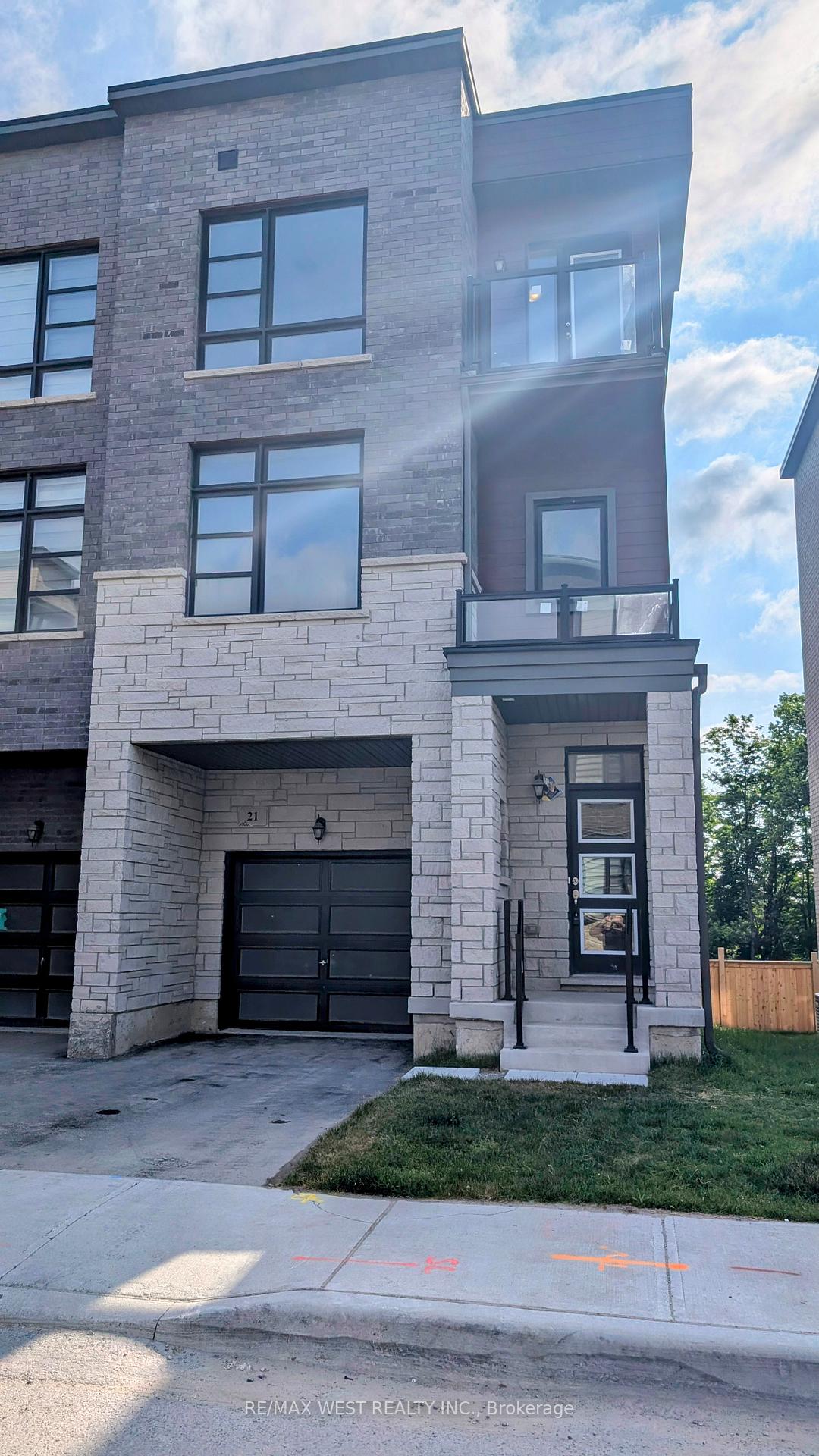 Photo 1 of 21 Inverary Crescent, Vaughan, Kleinburg — HOMEH