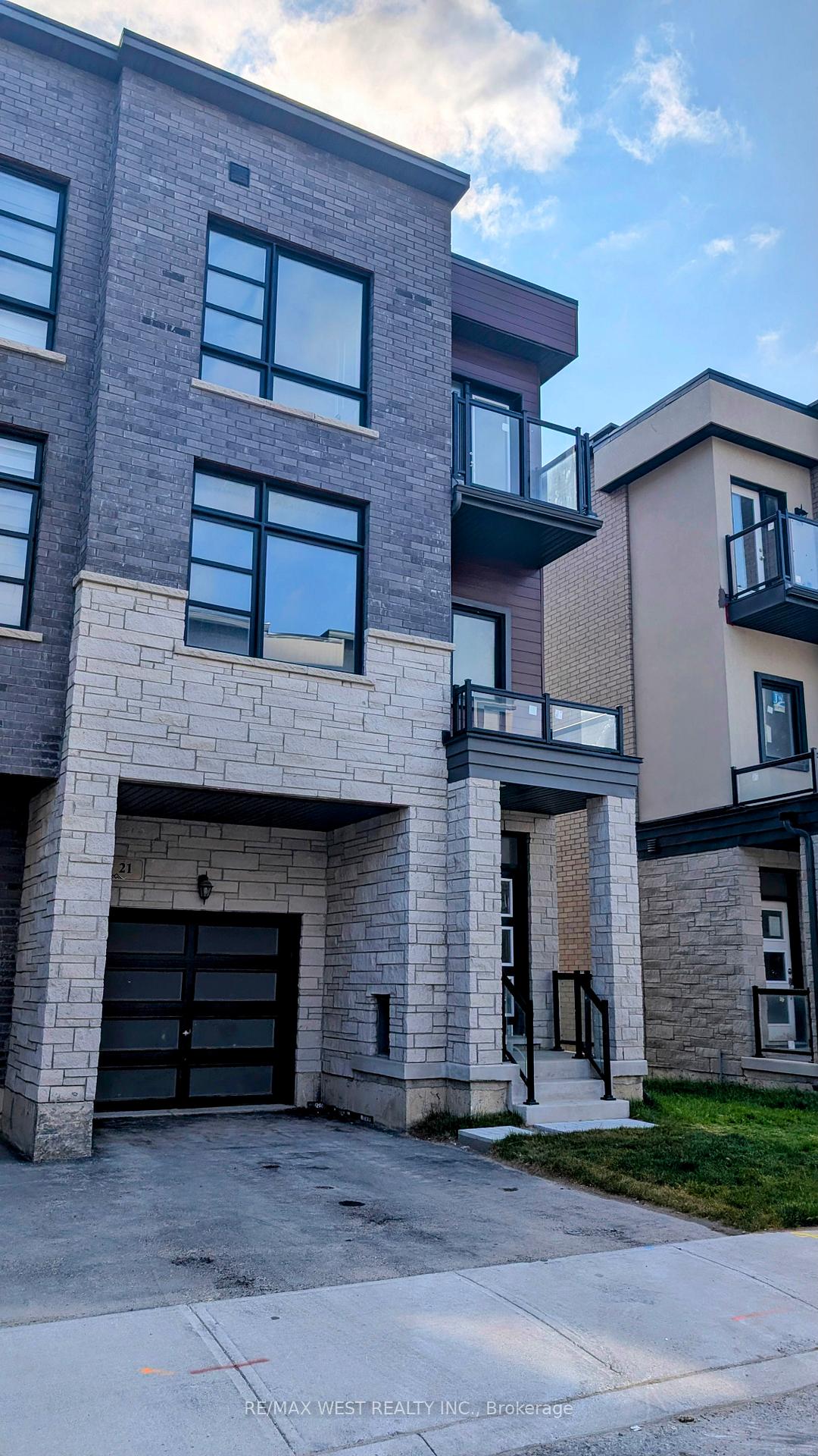 Photo 2 of 21 Inverary Crescent, Vaughan, Kleinburg — HOMEH