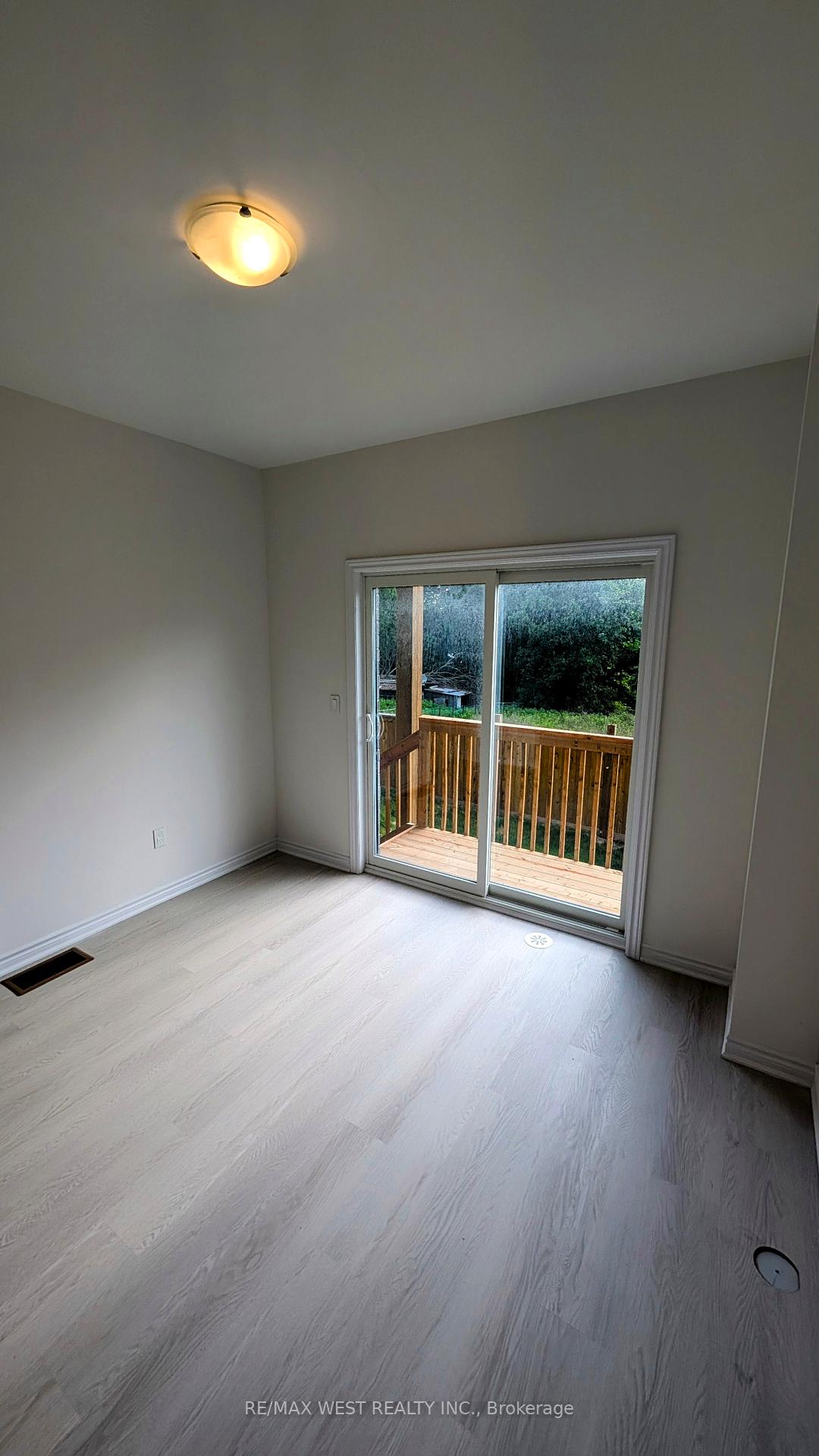 Photo 4 of 21 Inverary Crescent, Vaughan, Kleinburg — HOMEH