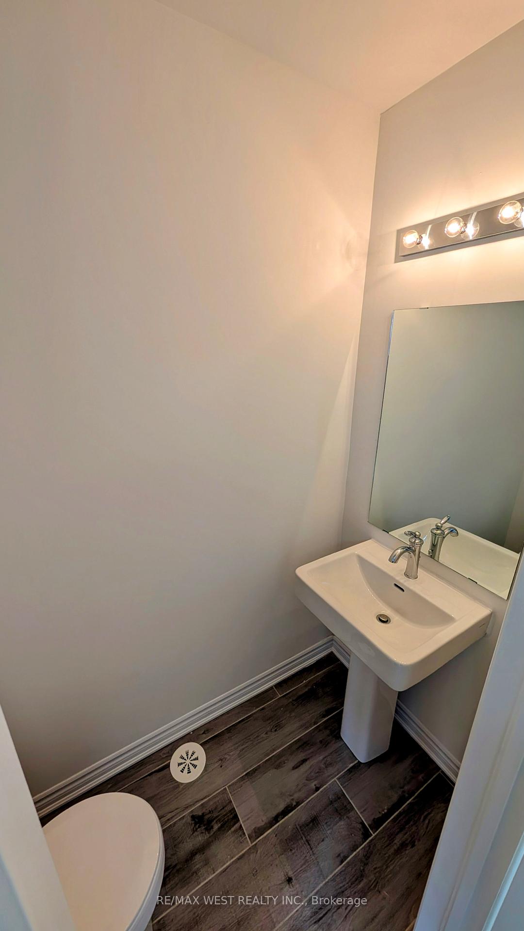 Photo 7 of 21 Inverary Crescent, Vaughan, Kleinburg — HOMEH