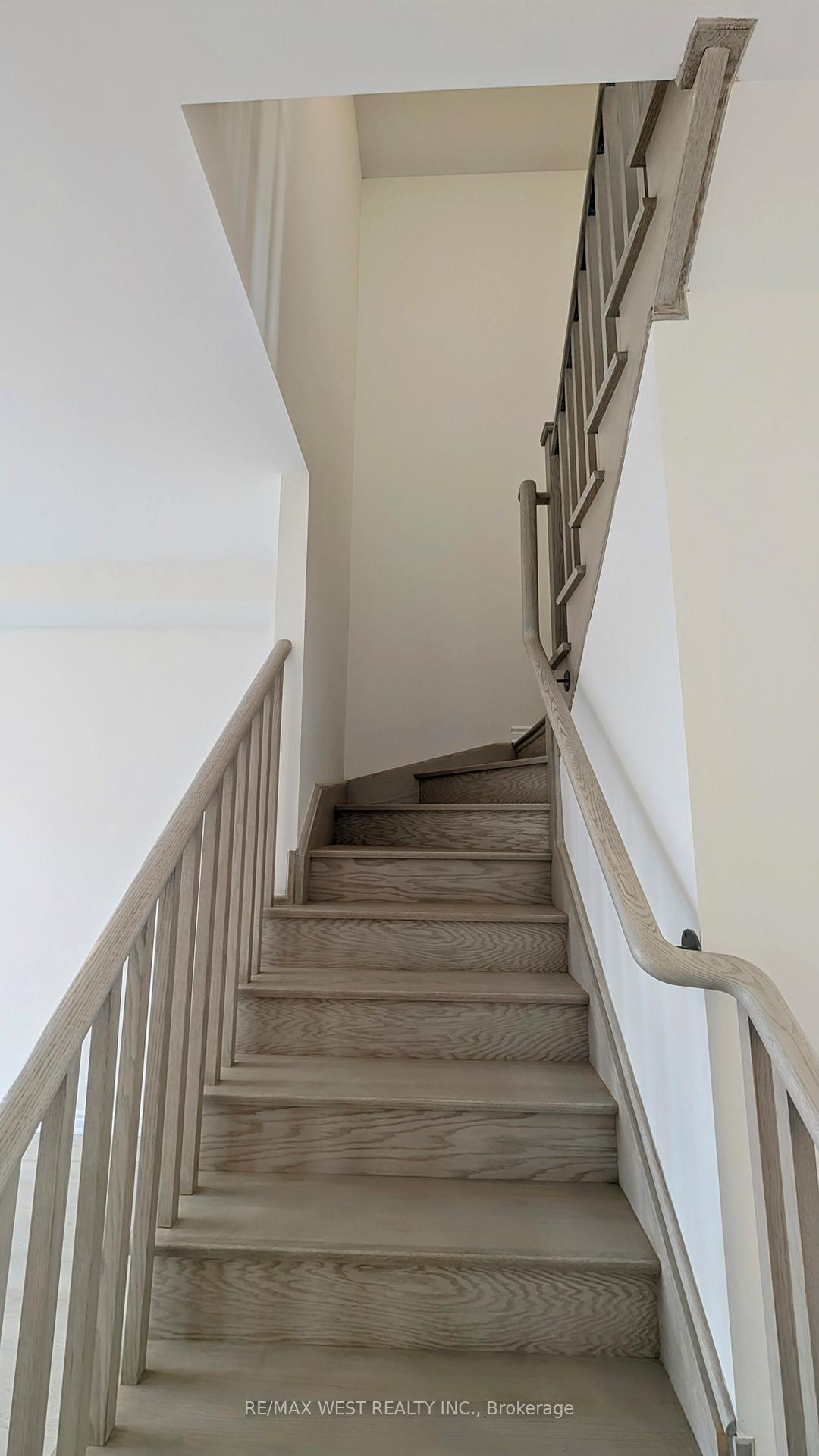 Photo 28 of 21 Inverary Crescent, Vaughan, Kleinburg — HOMEH
