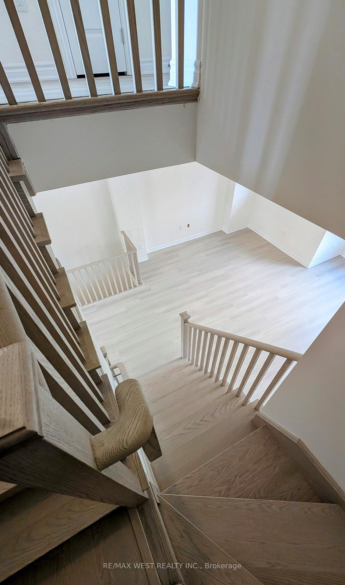 Photo 27 of 21 Inverary Crescent, Vaughan, Kleinburg — HOMEH