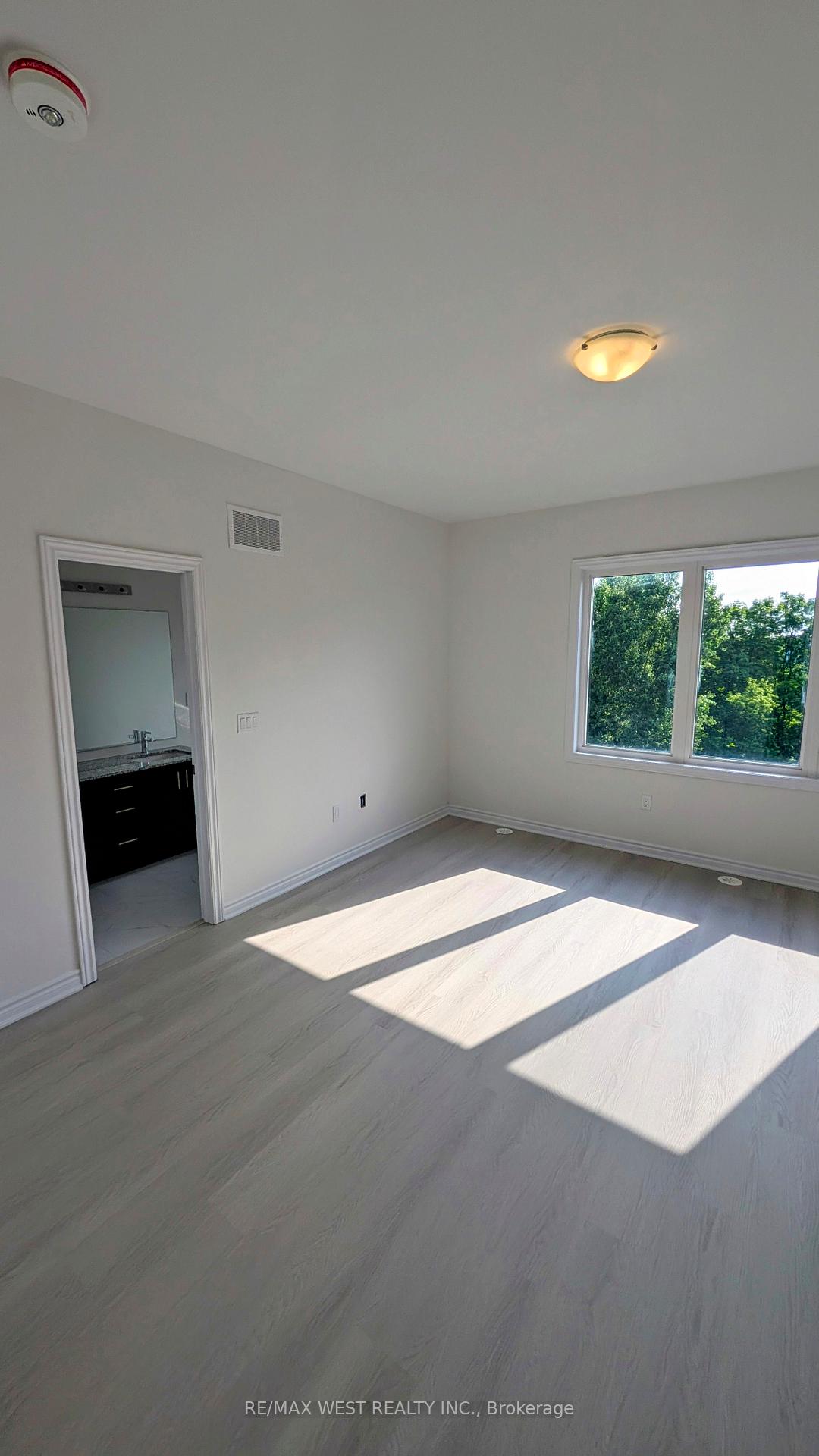 Photo 26 of 21 Inverary Crescent, Vaughan, Kleinburg — HOMEH