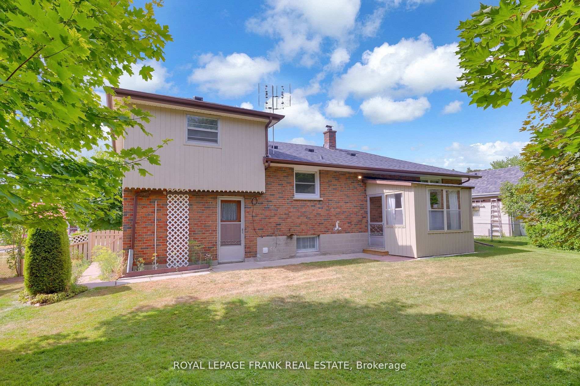 Photo 5 of 17 Phair Avenue, Clarington, Courtice — HOMEH