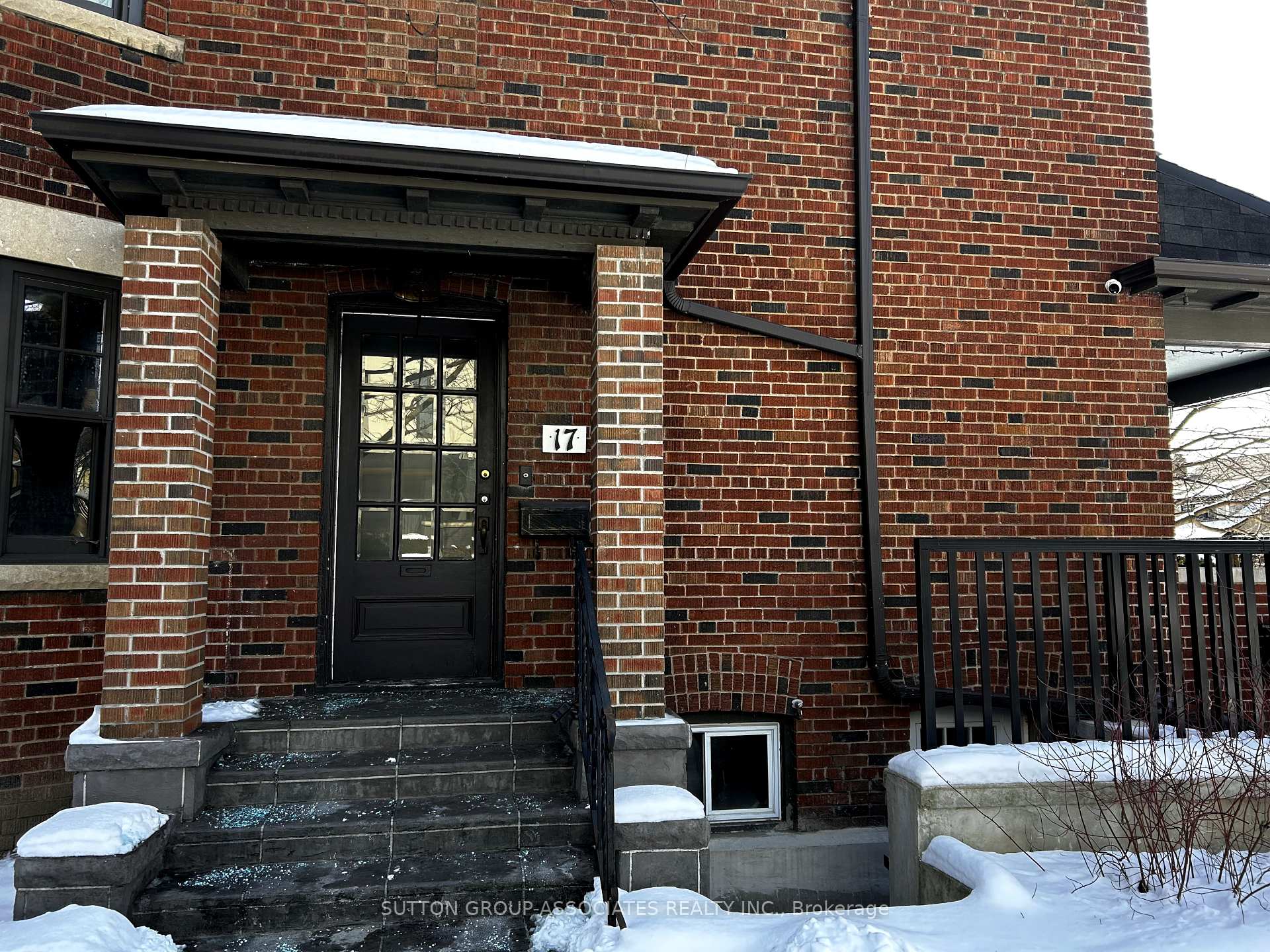 Photo 5 of Unit Upper, 17 Humewood Gardens, Toronto, Humewood-Cedarvale — HOMEH