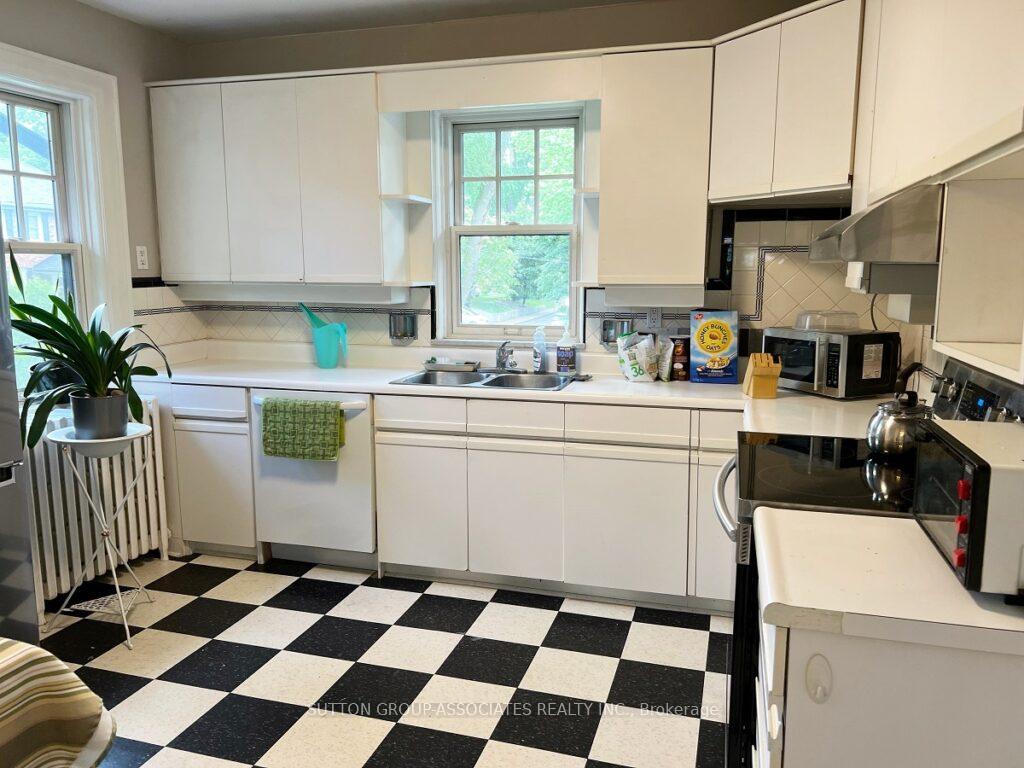 Photo 6 of Unit Upper, 17 Humewood Gardens, Toronto, Humewood-Cedarvale — HOMEH