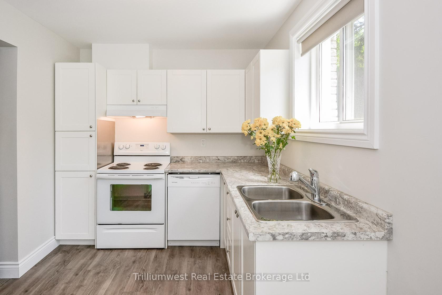 Photo 8 of Unit B, 5 Algoma Drive, Guelph, Victoria North — HOMEH