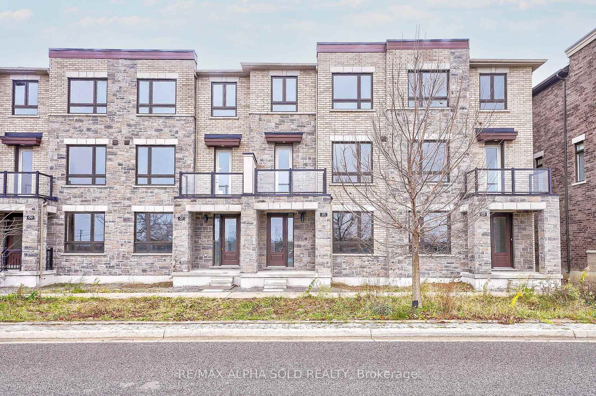 Front of Unit mainfl, 85 Mumbai Drive