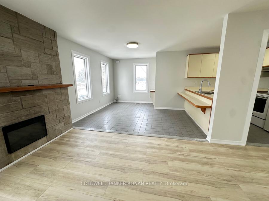 Photo 5 of Unit Unit 2, 16105 Highway 27, King, Schomberg — HOMEH