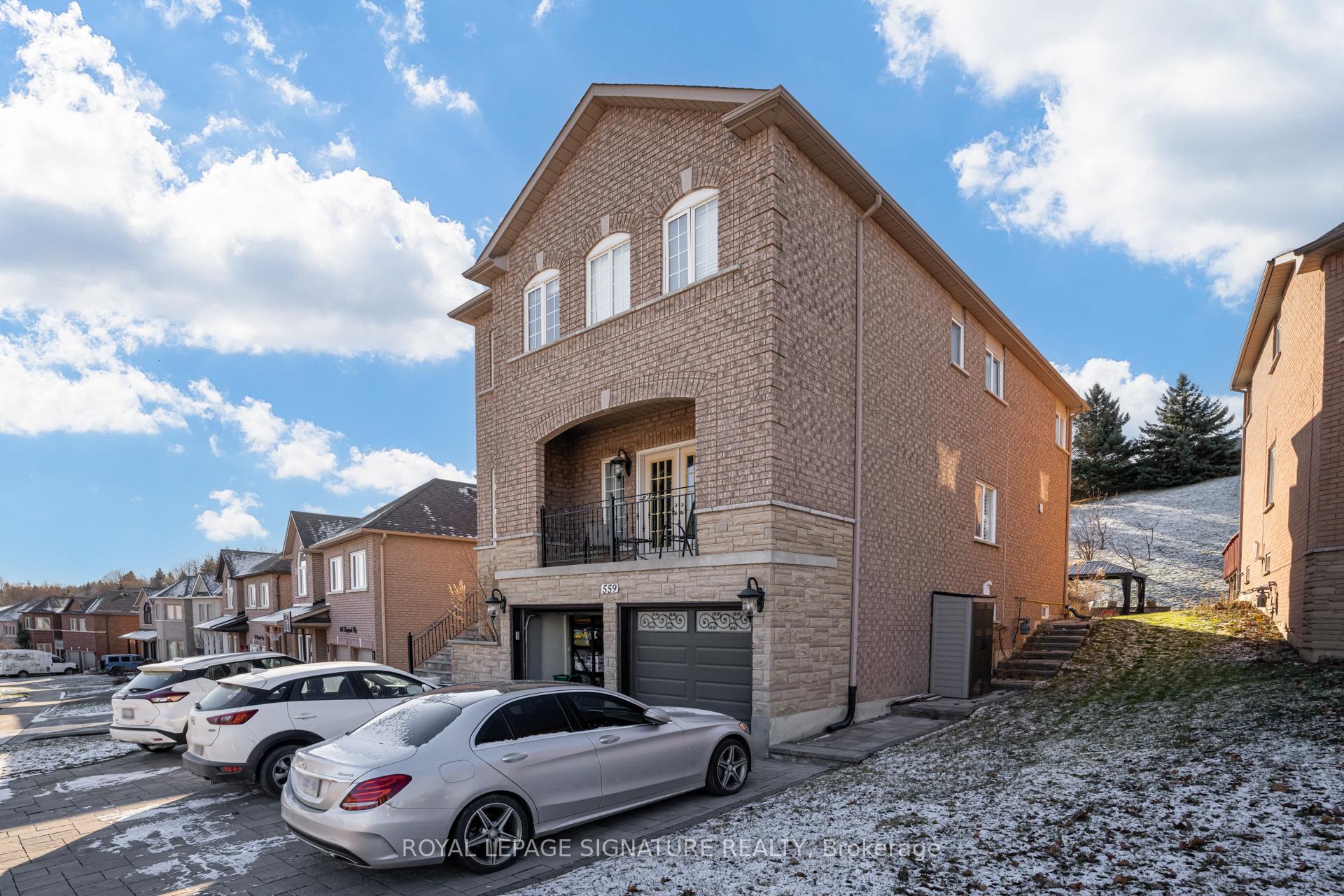 Front of Unit Bsmt, 559 Royalpark Way