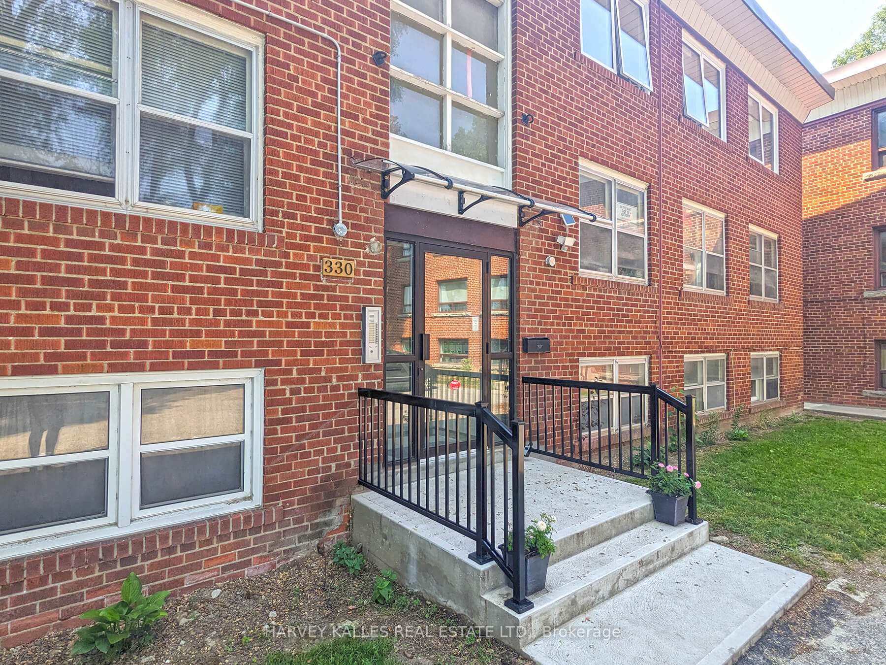 Photo 3 of Unit 12, 330 Chisholm Avenue, Toronto, Woodbine-Lumsden — HOMEH