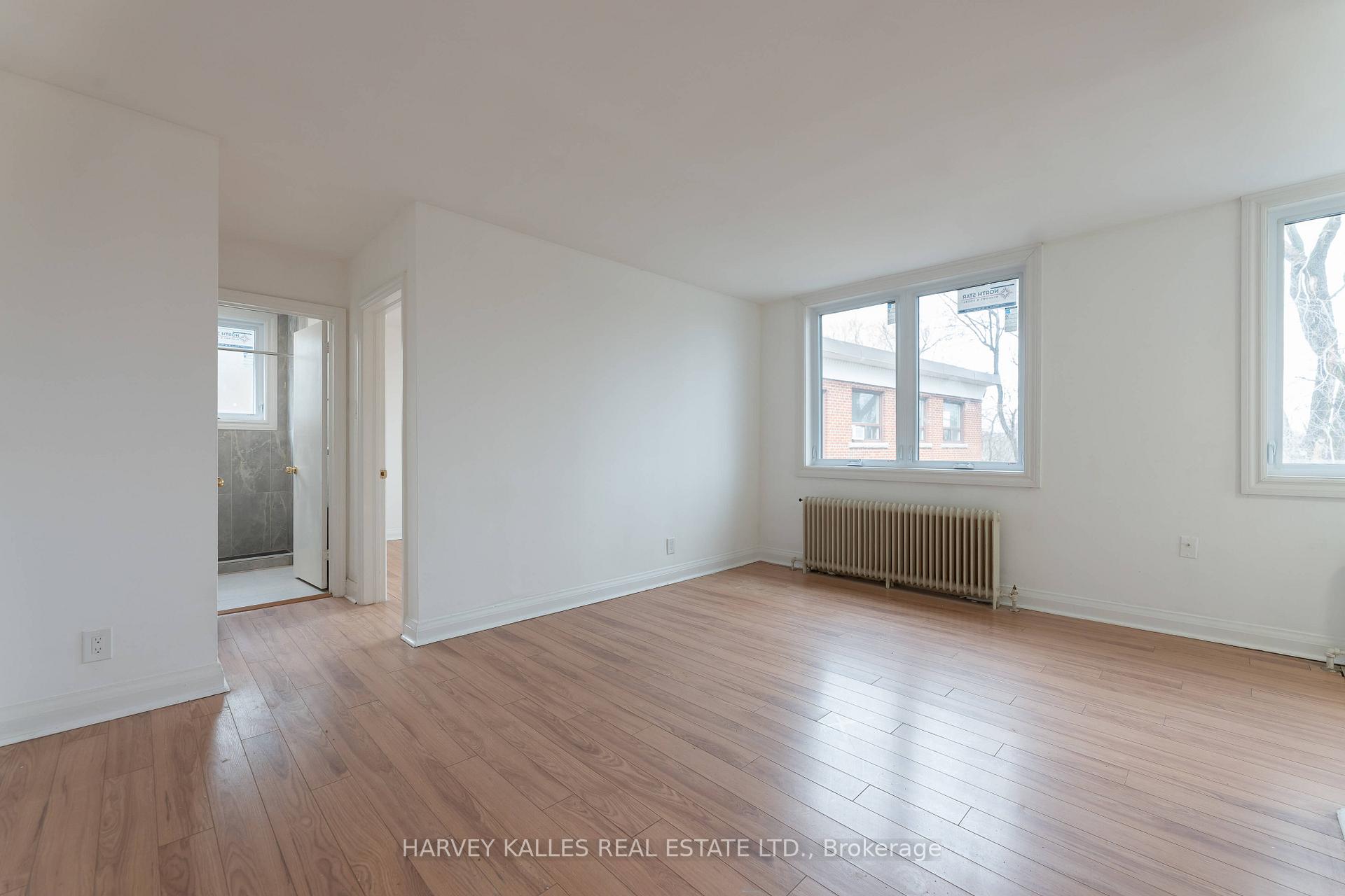 Photo 5 of Unit 12, 330 Chisholm Avenue, Toronto, Woodbine-Lumsden — HOMEH
