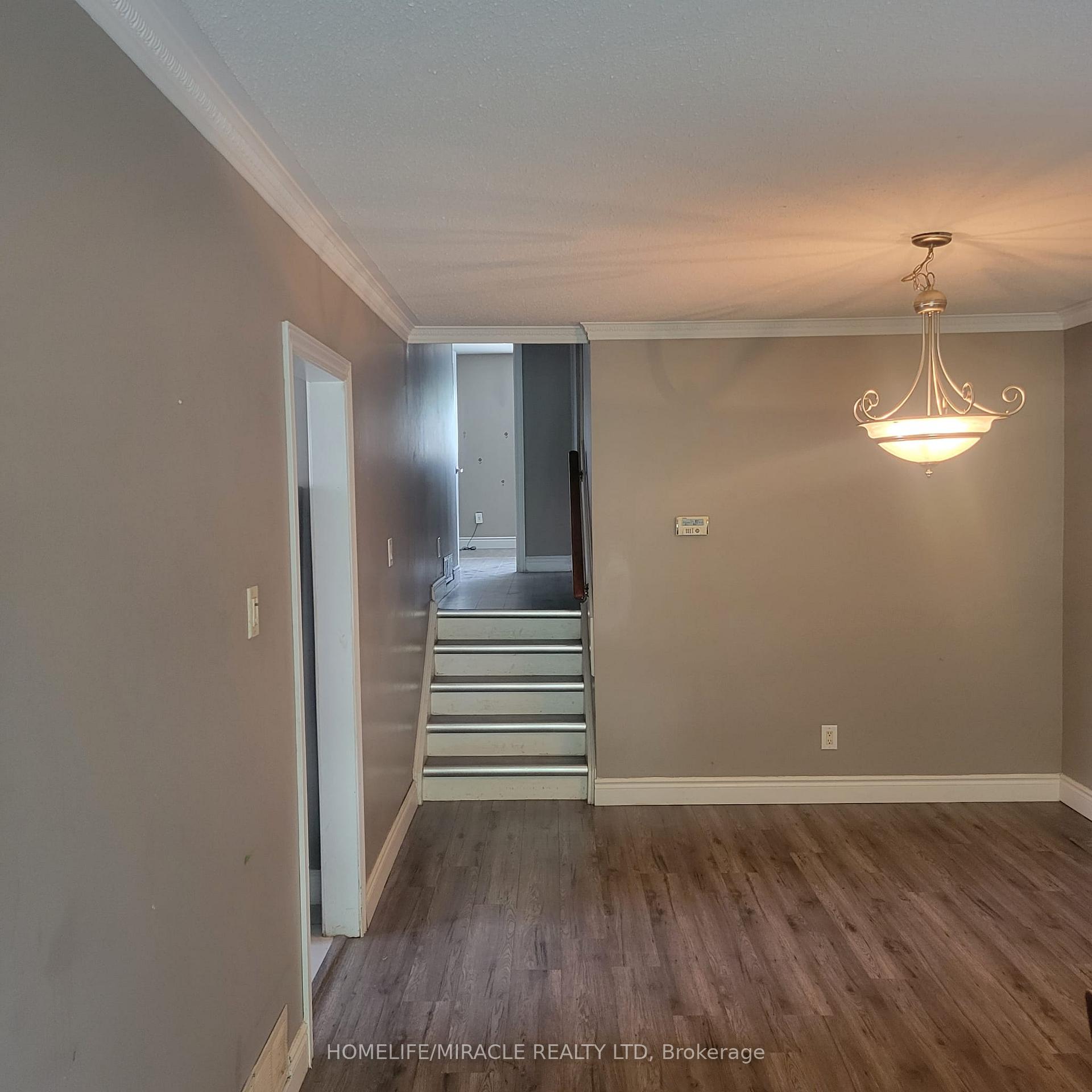 Photo 3 of 32 Belmont Drive, Brampton, Avondale — HOMEH
