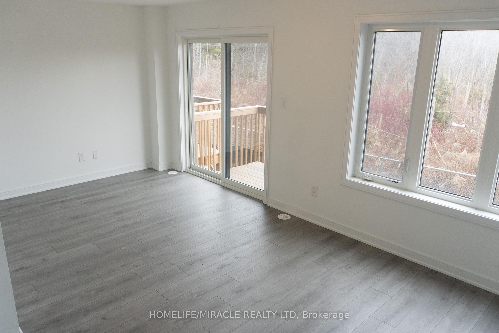 Photo 2 of 60 Blue Forest Crescent, Barrie, Innis-Shore — HOMEH