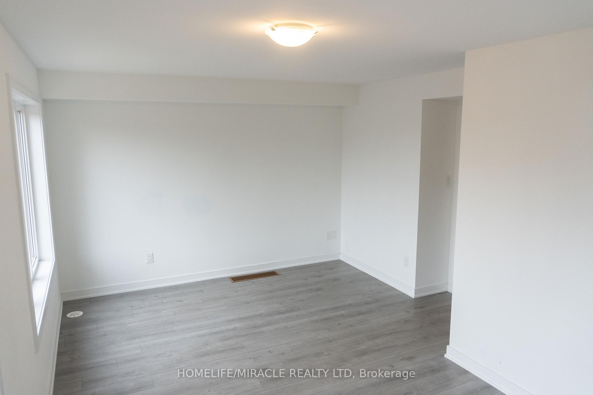 Photo 3 of 60 Blue Forest Crescent, Barrie, Innis-Shore — HOMEH