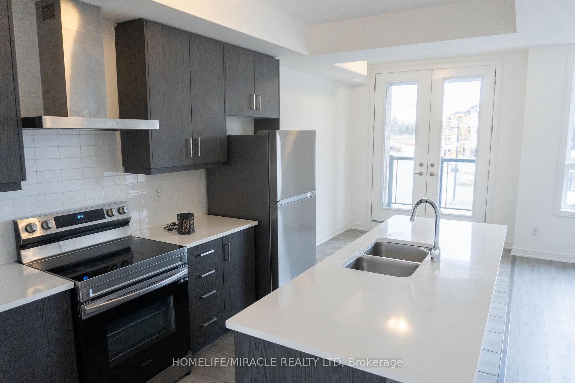 Photo 5 of 60 Blue Forest Crescent, Barrie, Innis-Shore — HOMEH