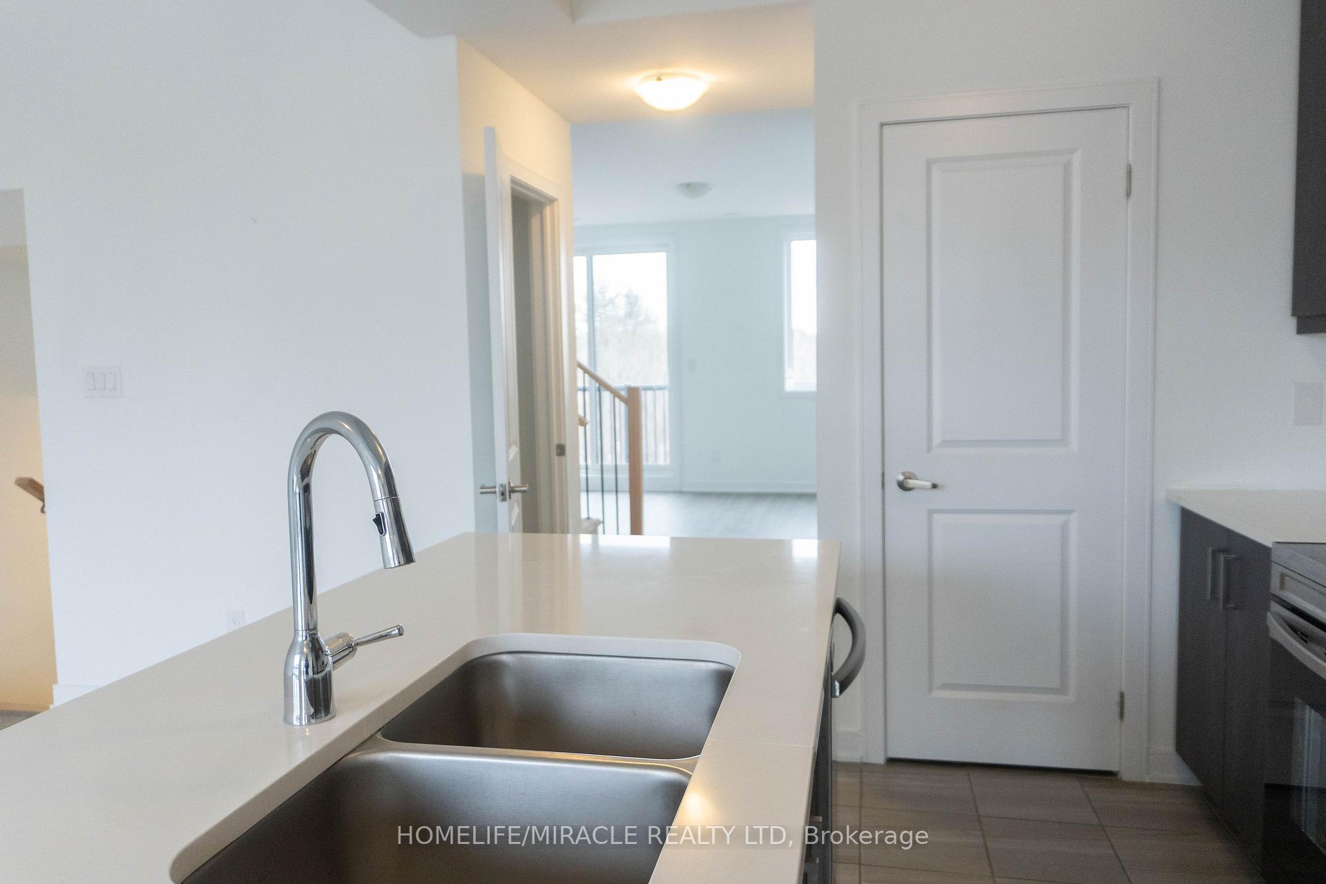 Photo 8 of 60 Blue Forest Crescent, Barrie, Innis-Shore — HOMEH