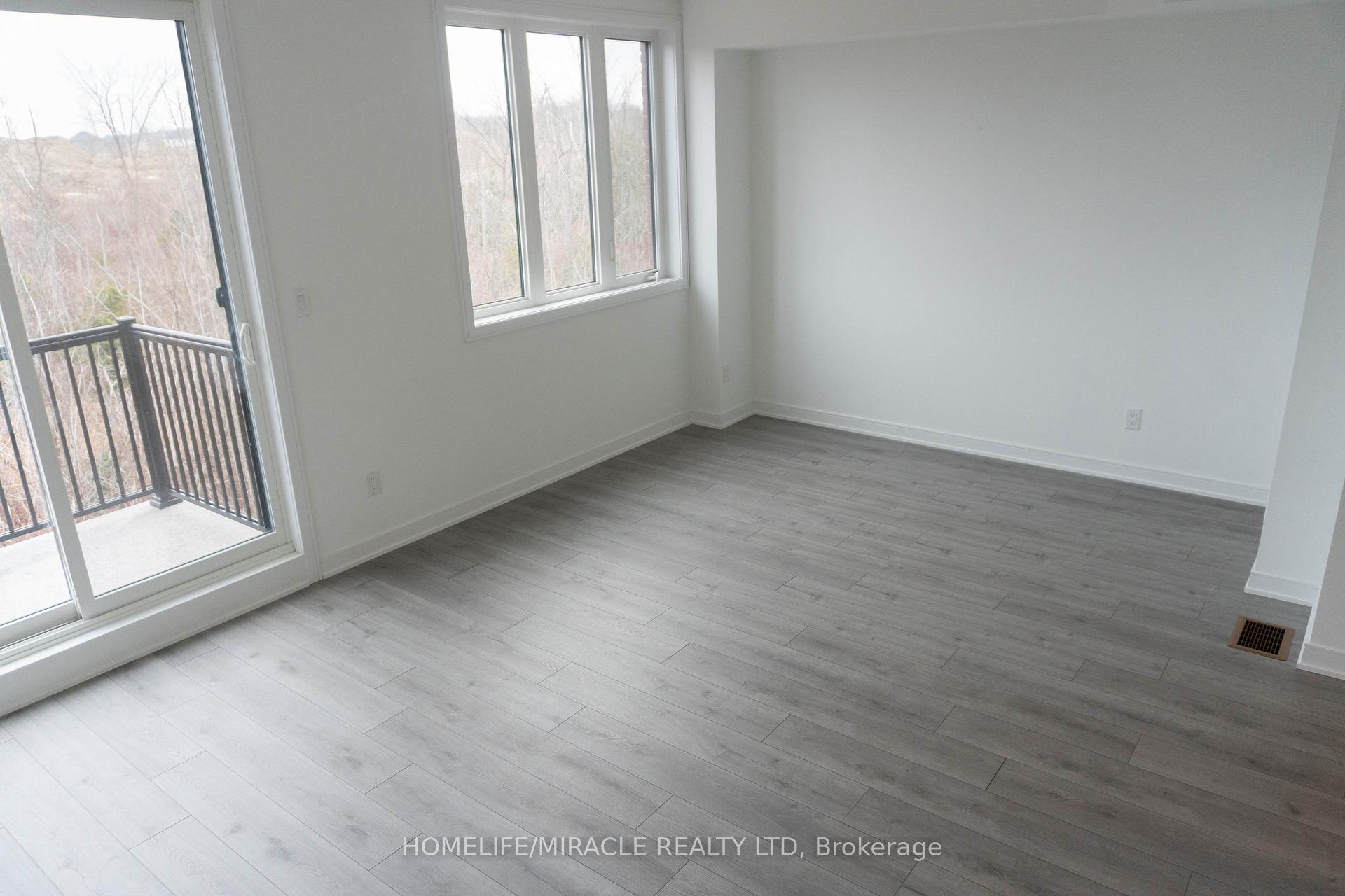 Photo 12 of 60 Blue Forest Crescent, Barrie, Innis-Shore — HOMEH