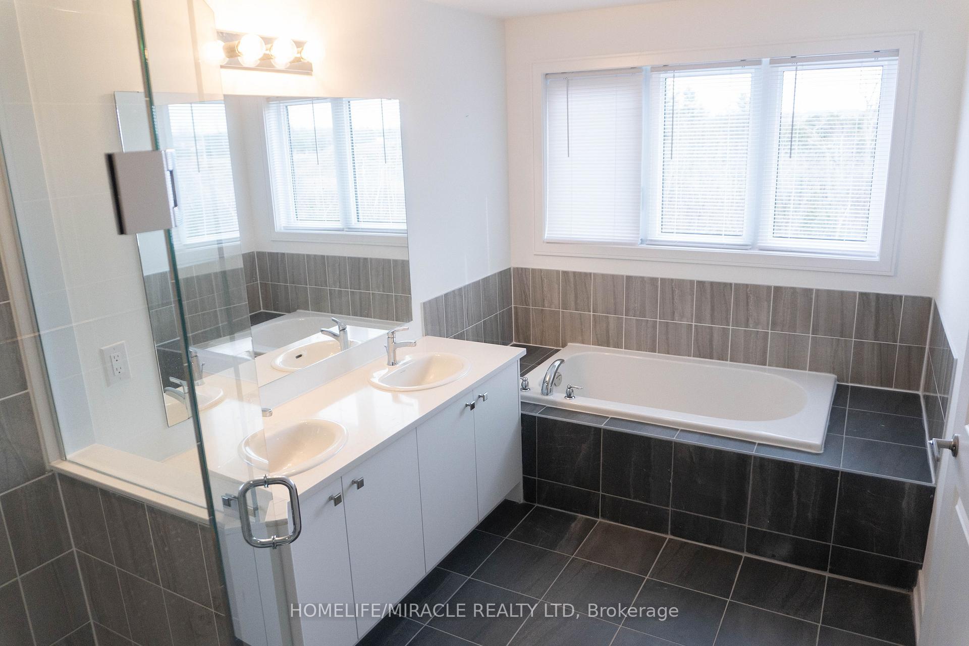 Photo 15 of 60 Blue Forest Crescent, Barrie, Innis-Shore — HOMEH