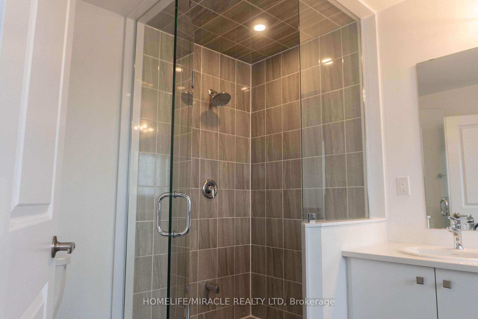 Photo 17 of 60 Blue Forest Crescent, Barrie, Innis-Shore — HOMEH