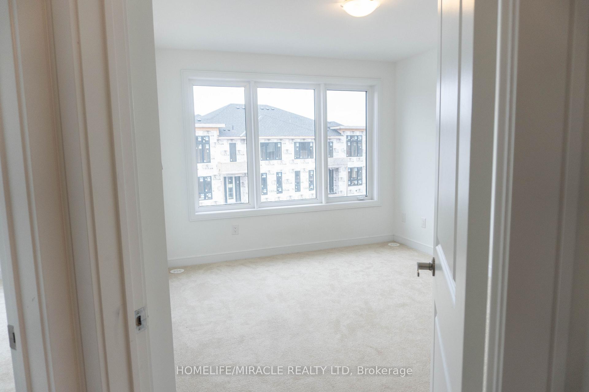 Photo 18 of 60 Blue Forest Crescent, Barrie, Innis-Shore — HOMEH