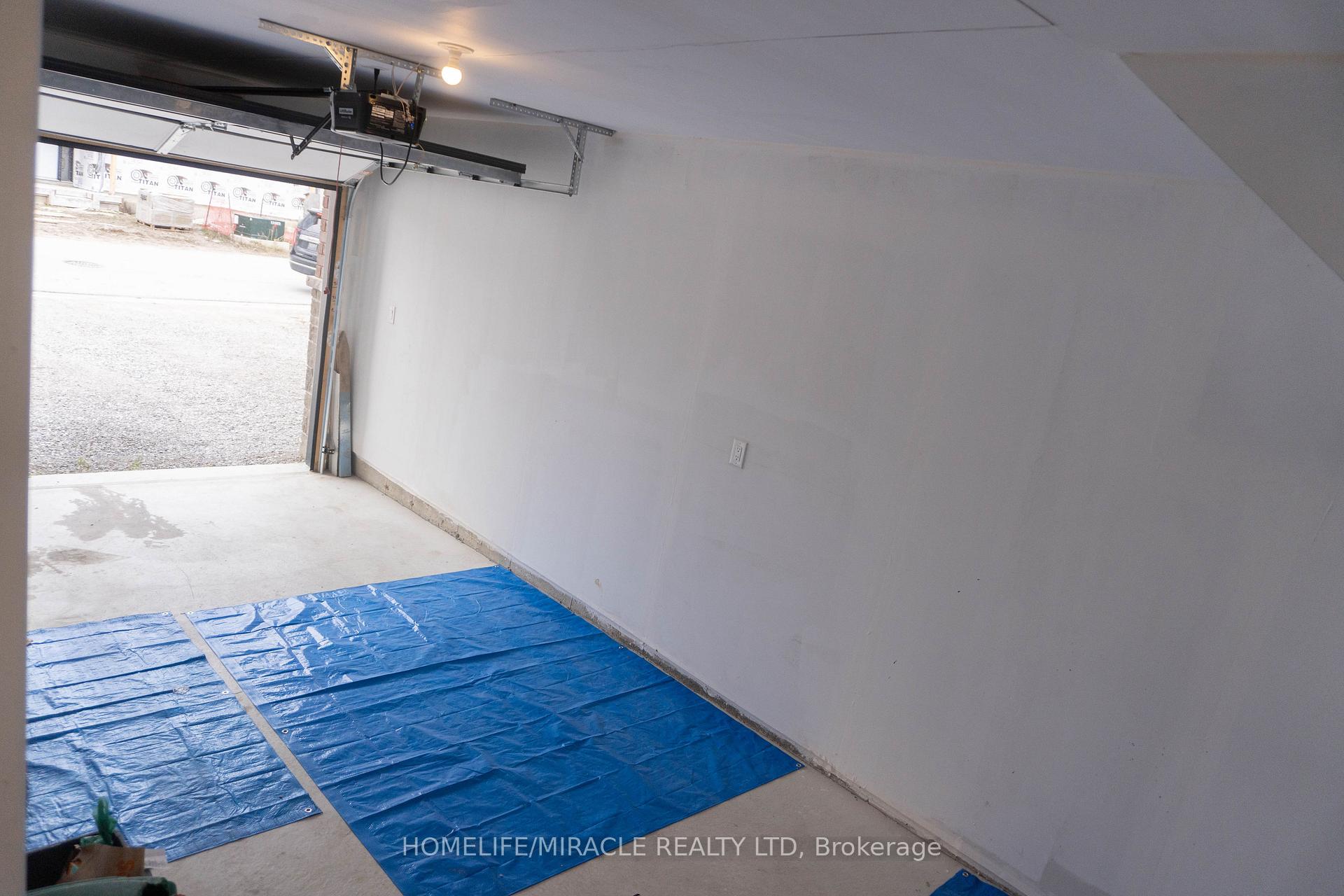 Photo 20 of 60 Blue Forest Crescent, Barrie, Innis-Shore — HOMEH