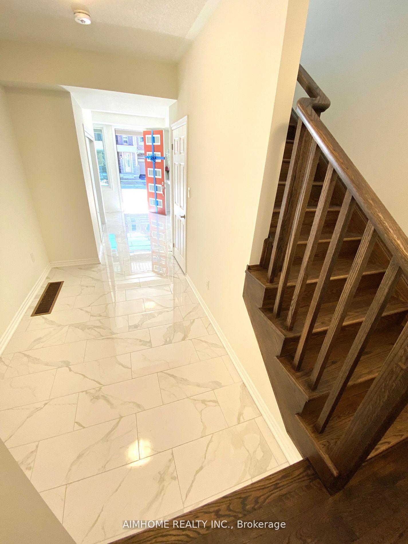 Photo 6 of 12 Thomas Frisby Jr Crescent, Markham, Victoria Square — HOMEH