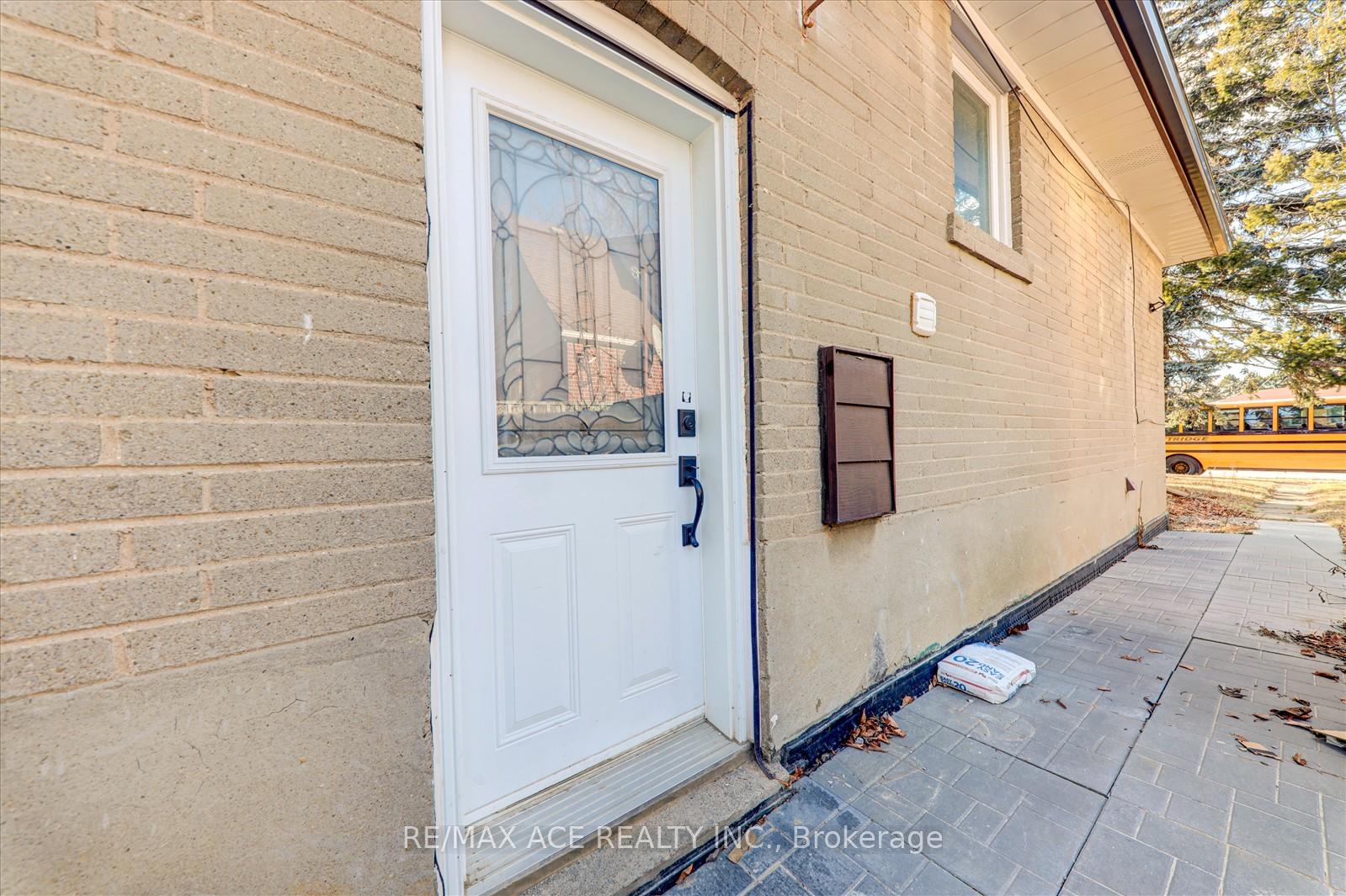 Photo 3 of Unit BSMT, 34 Lord Roberts Drive, Scarborough, Eglinton East — HOMEH