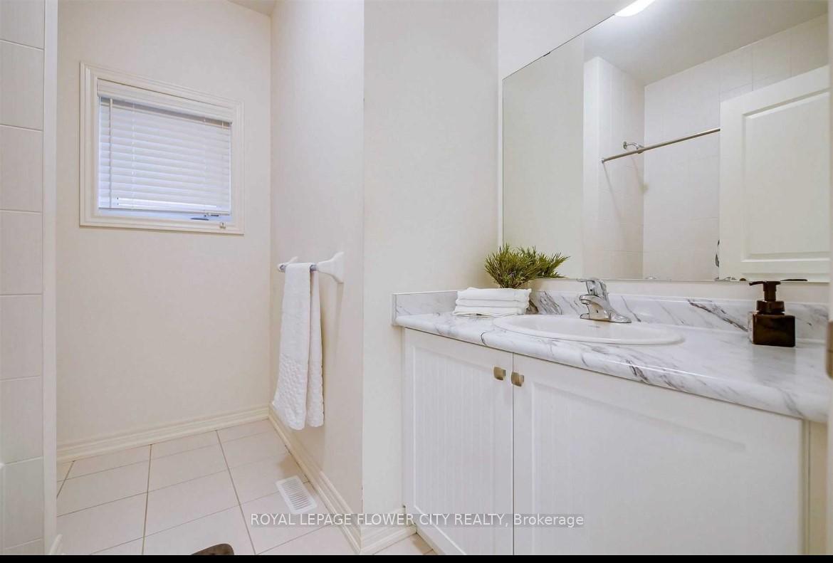 Photo 7 of 49 Truro Circle, Brampton, Bram West — HOMEH