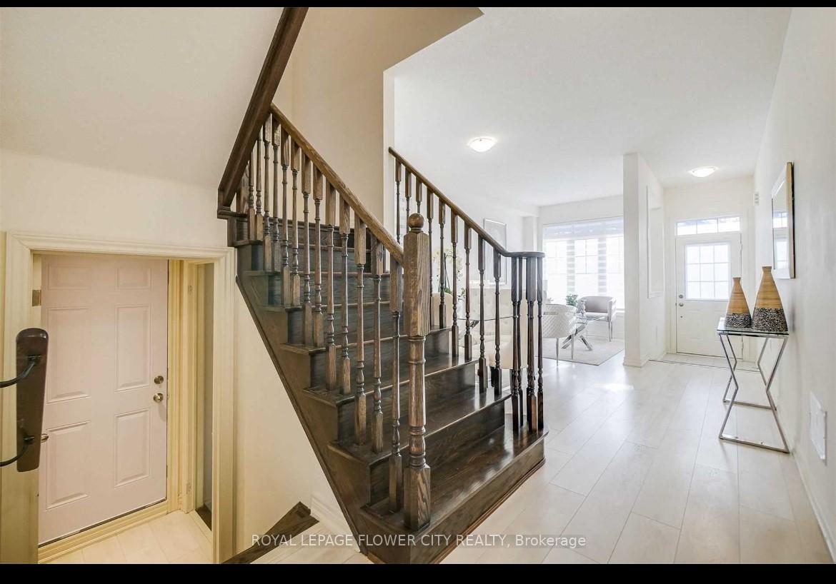 Photo 9 of 49 Truro Circle, Brampton, Bram West — HOMEH