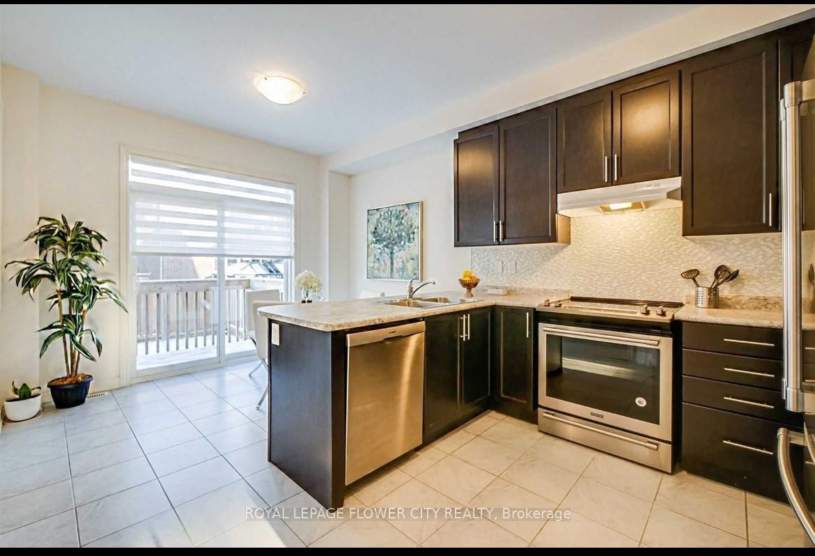 Photo 12 of 49 Truro Circle, Brampton, Bram West — HOMEH
