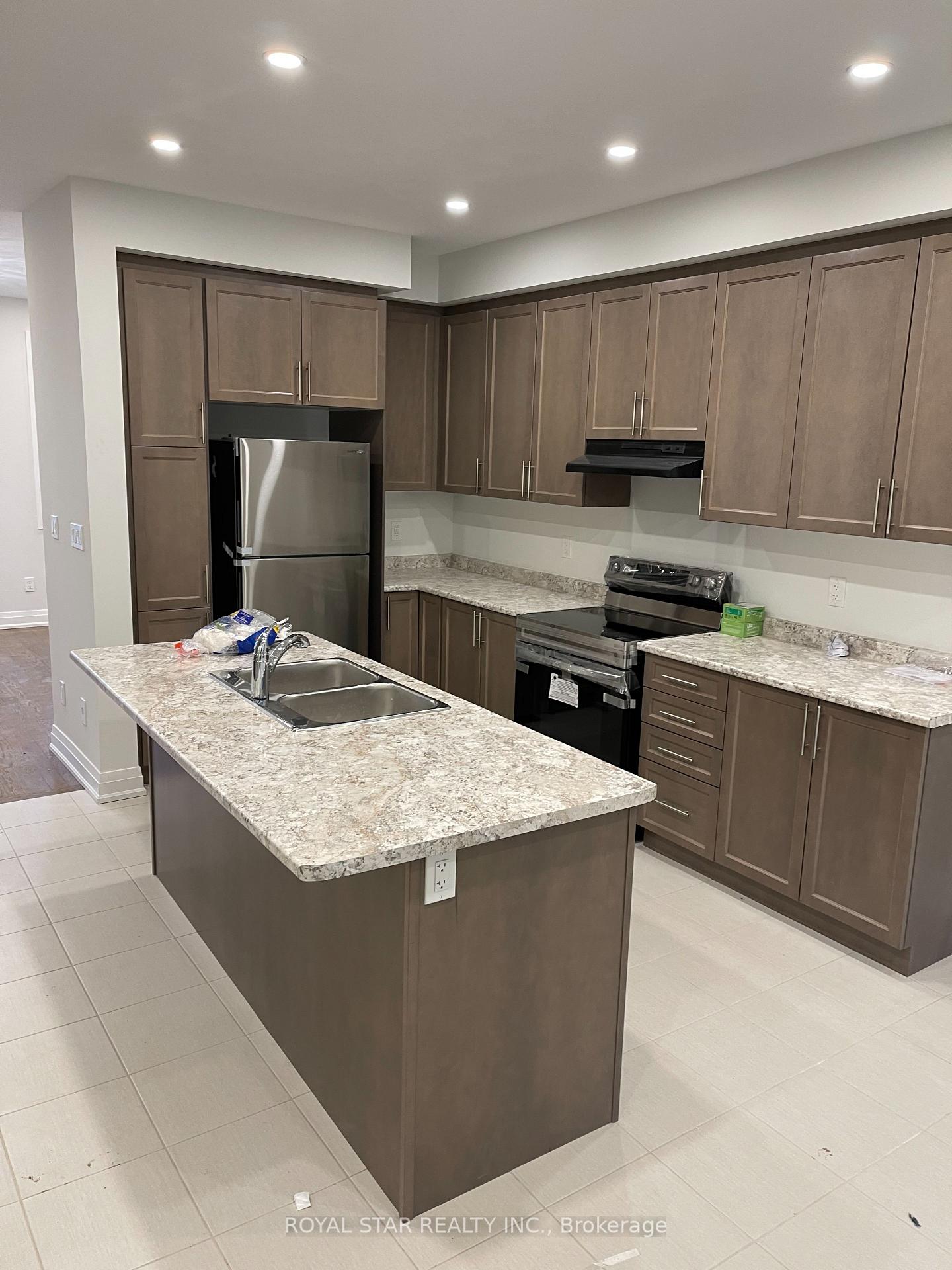 Photo 13 of 10 Summerbeam Way, Brampton, Bram West — HOMEH
