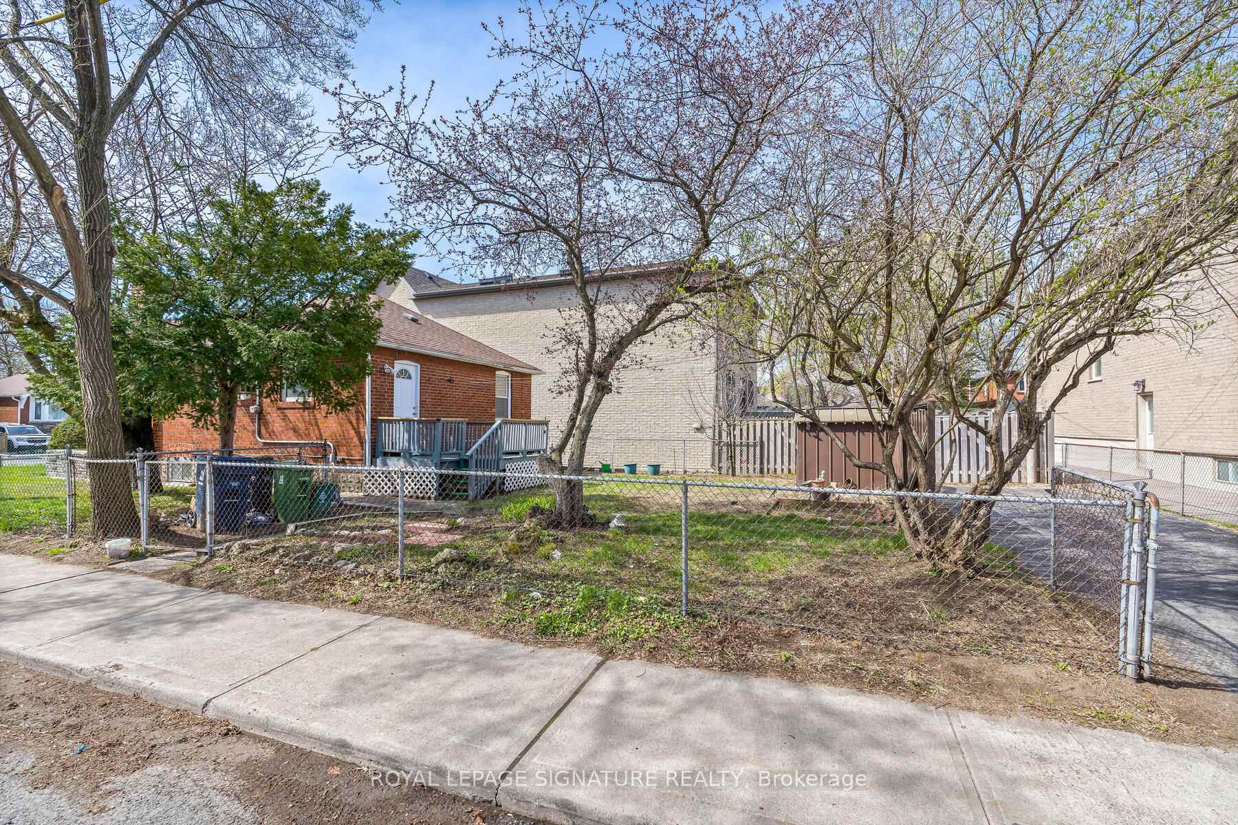 Photo 24 of 316 Cosburn Avenue, Toronto, East York — HOMEH