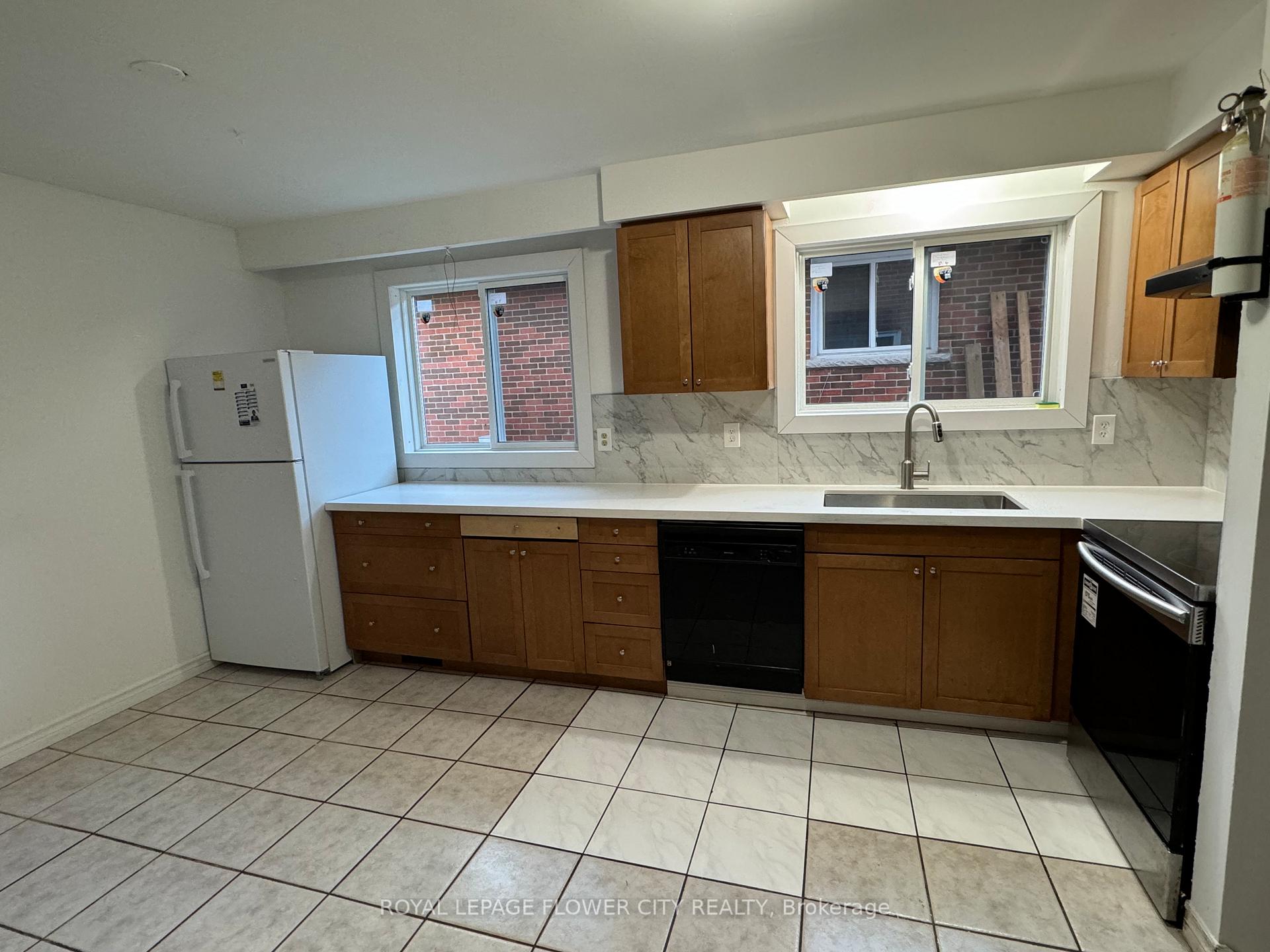 Photo 2 of 40 Ashford Court, Brampton, Brampton North — HOMEH