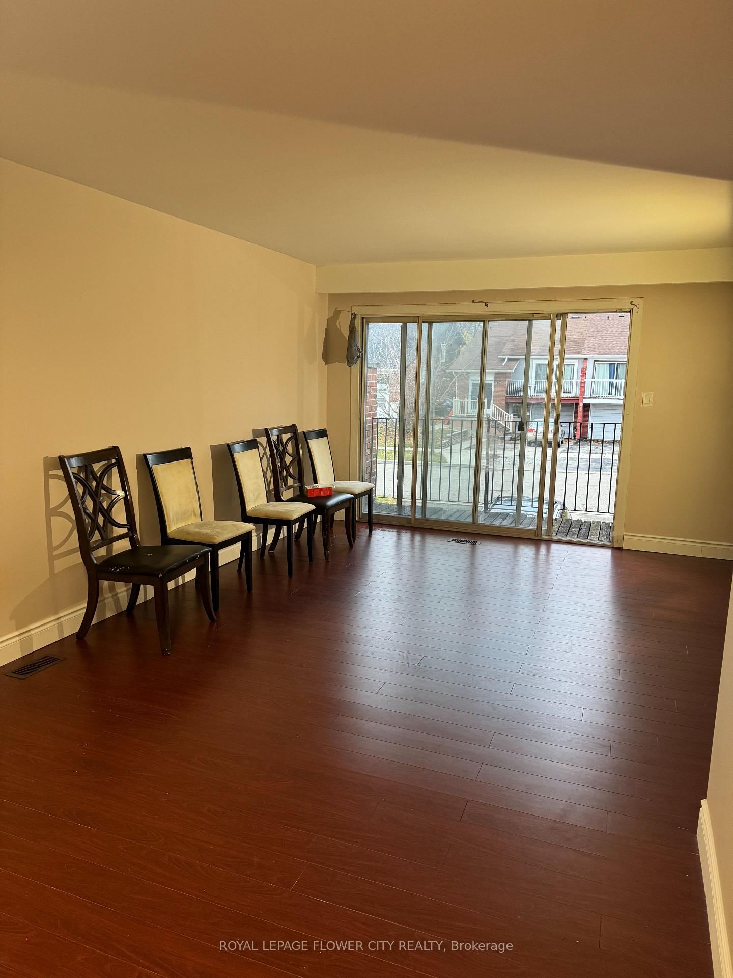 Photo 3 of 40 Ashford Court, Brampton, Brampton North — HOMEH