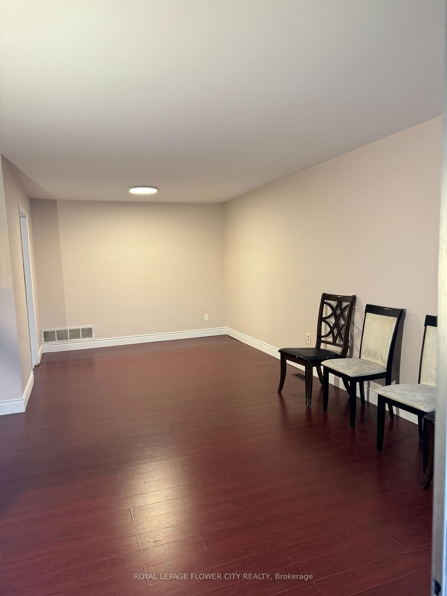 Photo 4 of 40 Ashford Court, Brampton, Brampton North — HOMEH