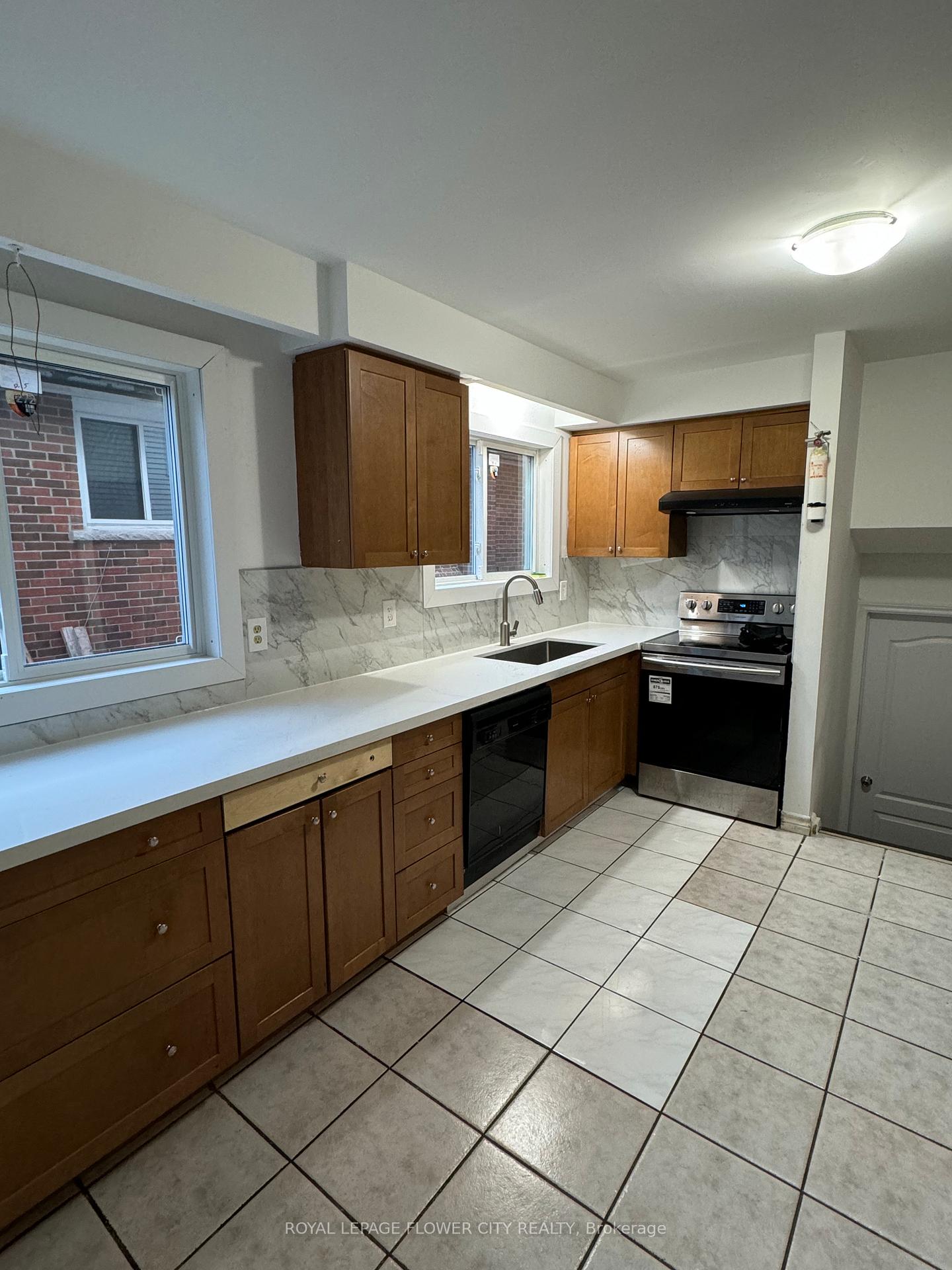 Photo 8 of 40 Ashford Court, Brampton, Brampton North — HOMEH