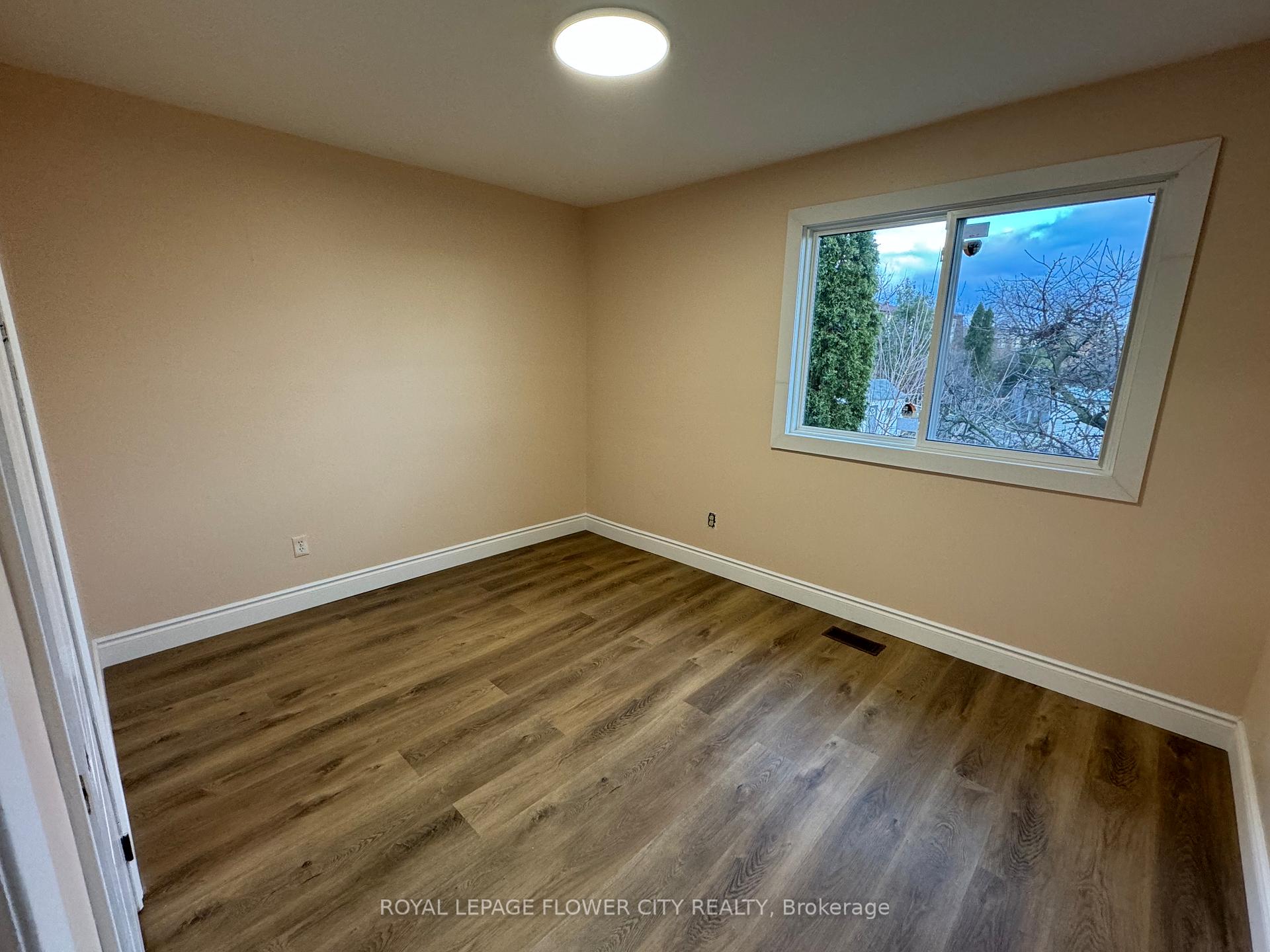 Photo 5 of 40 Ashford Court, Brampton, Brampton North — HOMEH