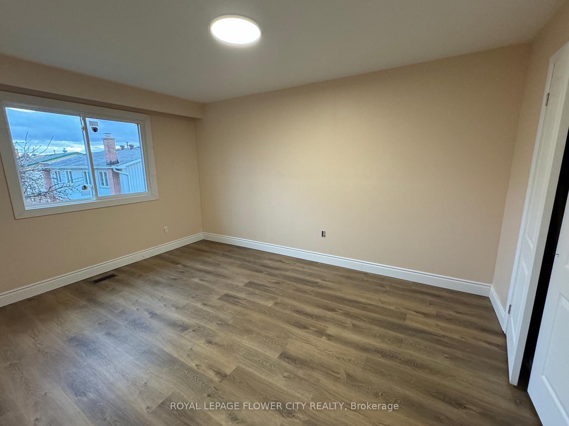 Photo 6 of 40 Ashford Court, Brampton, Brampton North — HOMEH