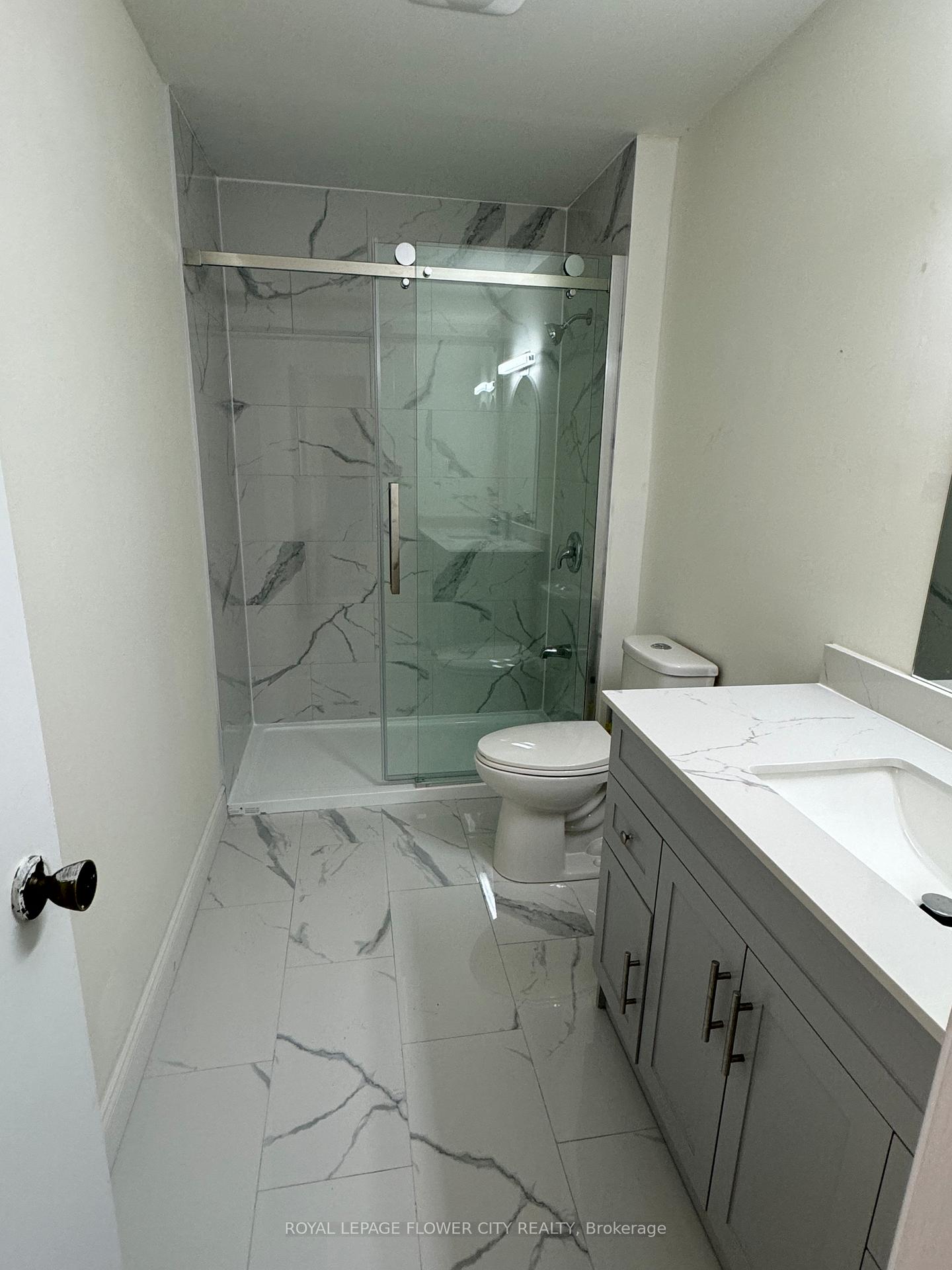 Photo 7 of 40 Ashford Court, Brampton, Brampton North — HOMEH