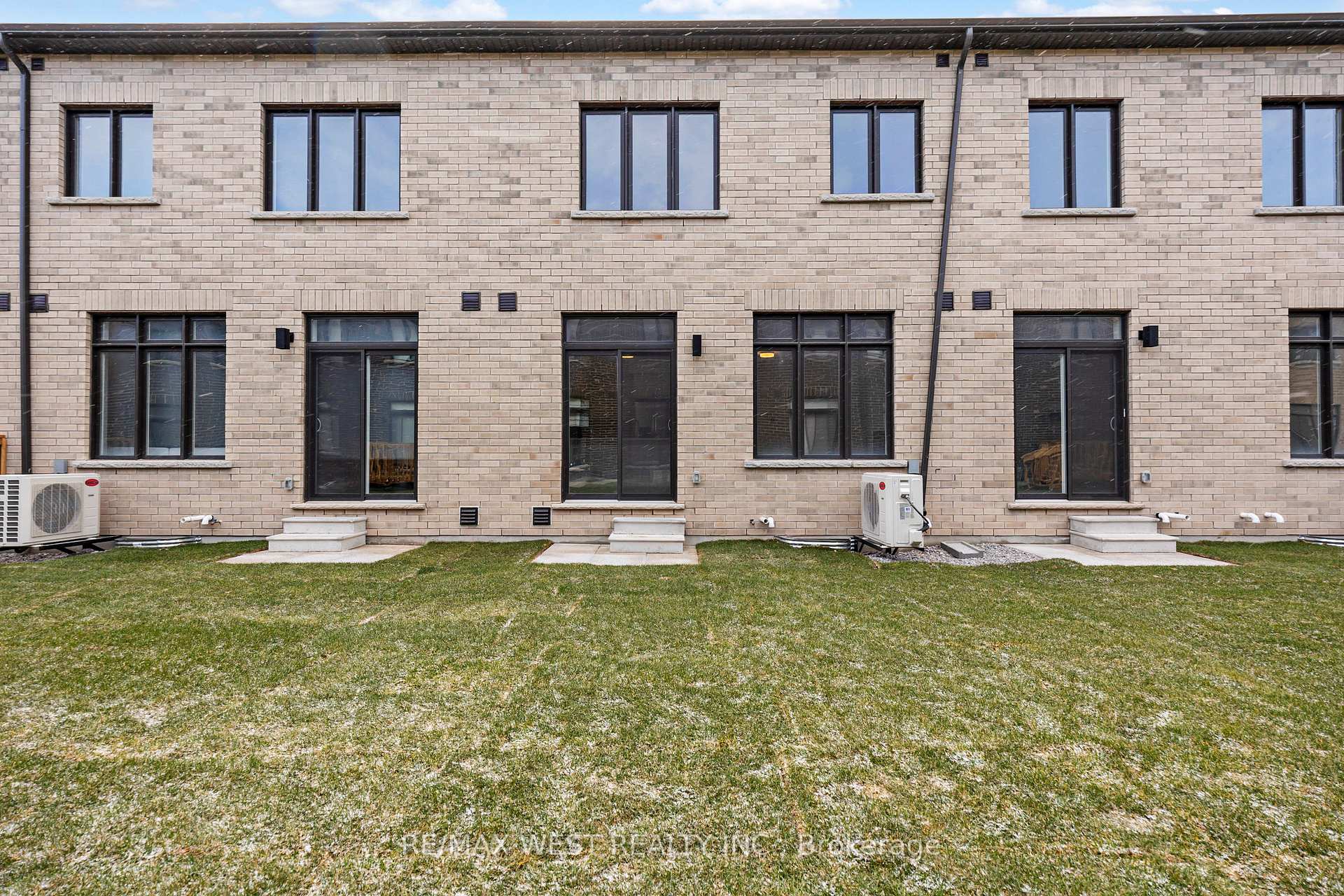 Photo 2 of 38 Singhampton Road, Vaughan, Kleinburg — HOMEH