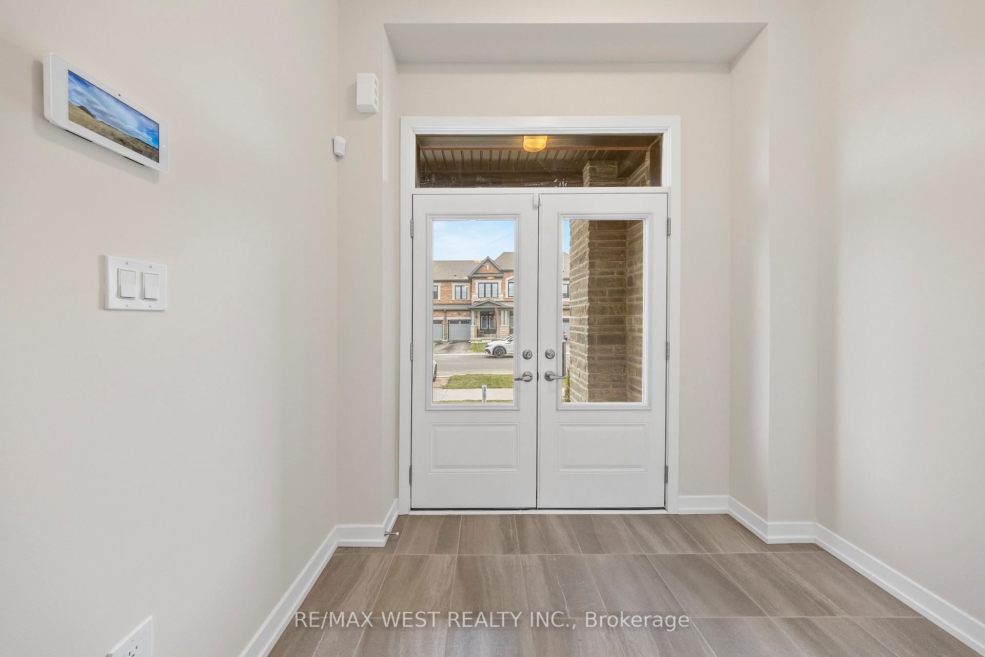Photo 4 of 38 Singhampton Road, Vaughan, Kleinburg — HOMEH
