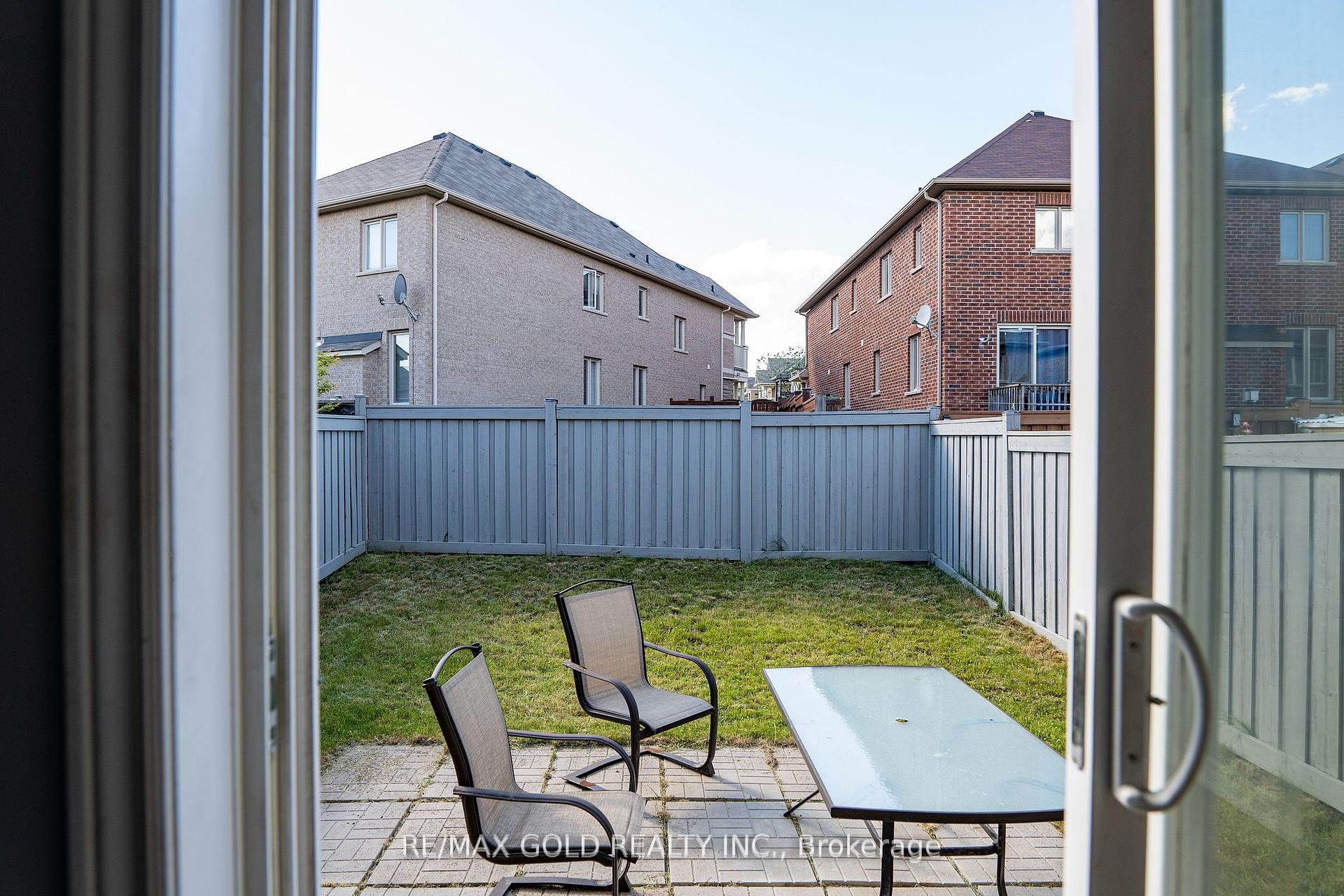 Photo 8 of Unit (Upper), 11 Vanderpool Crescent, Brampton, Bram East — HOMEH
