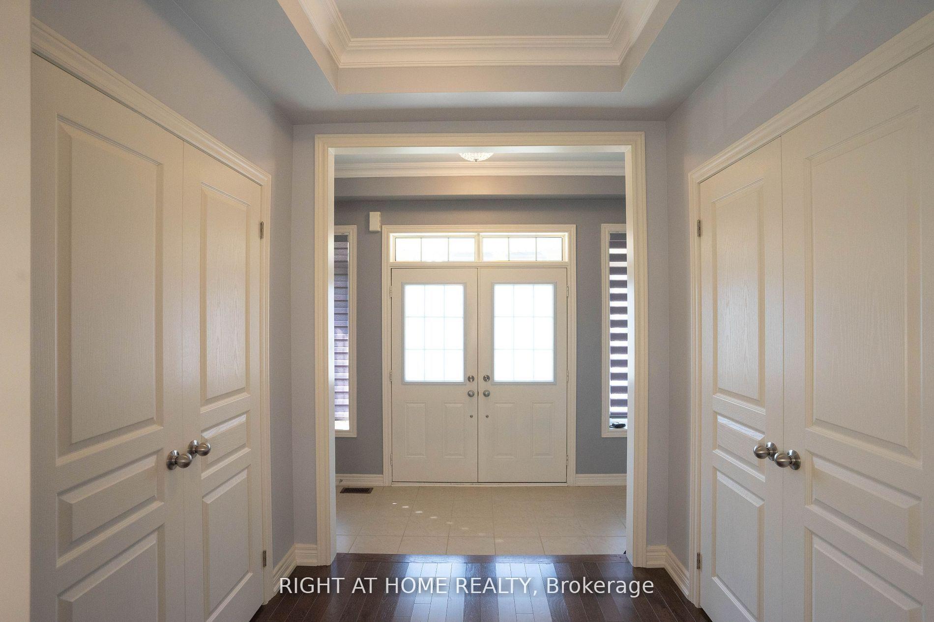 Photo 2 of 29 Boone Crescent, Vaughan, Kleinburg — HOMEH