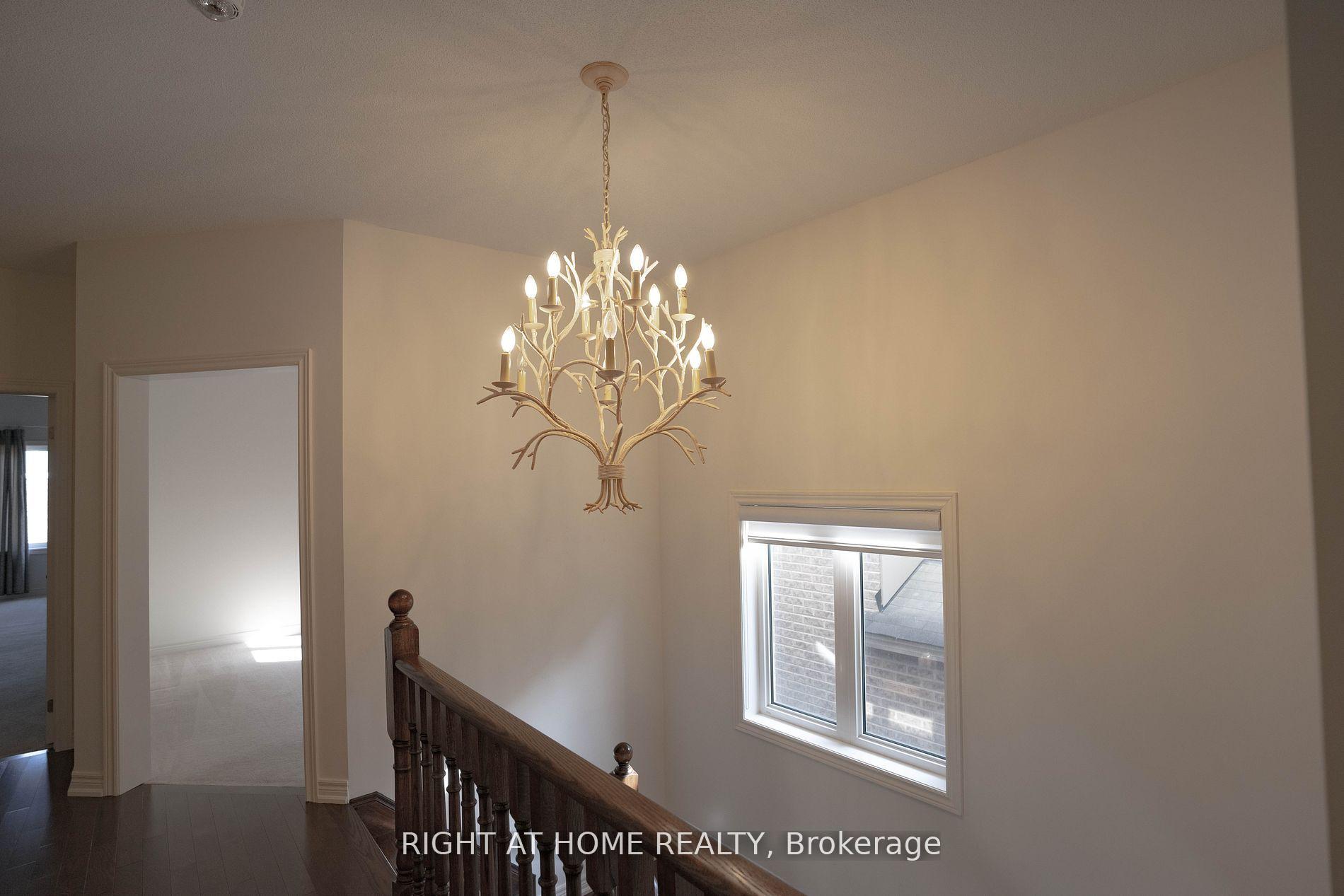 Photo 3 of 29 Boone Crescent, Vaughan, Kleinburg — HOMEH