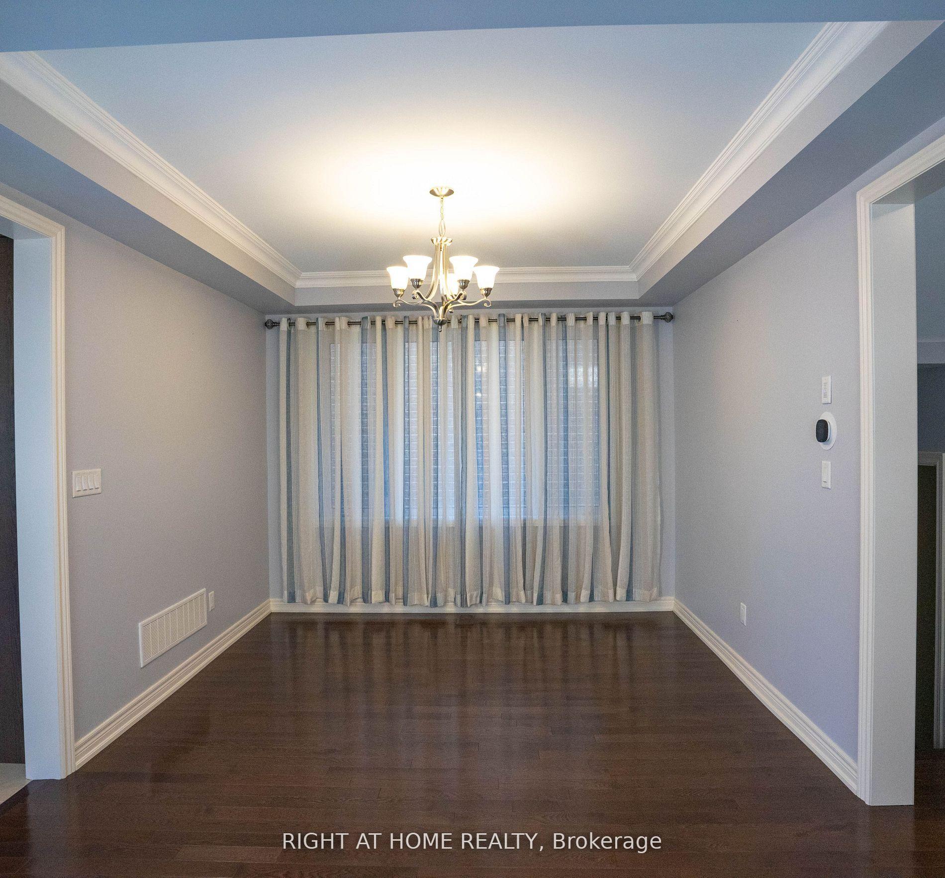 Photo 5 of 29 Boone Crescent, Vaughan, Kleinburg — HOMEH