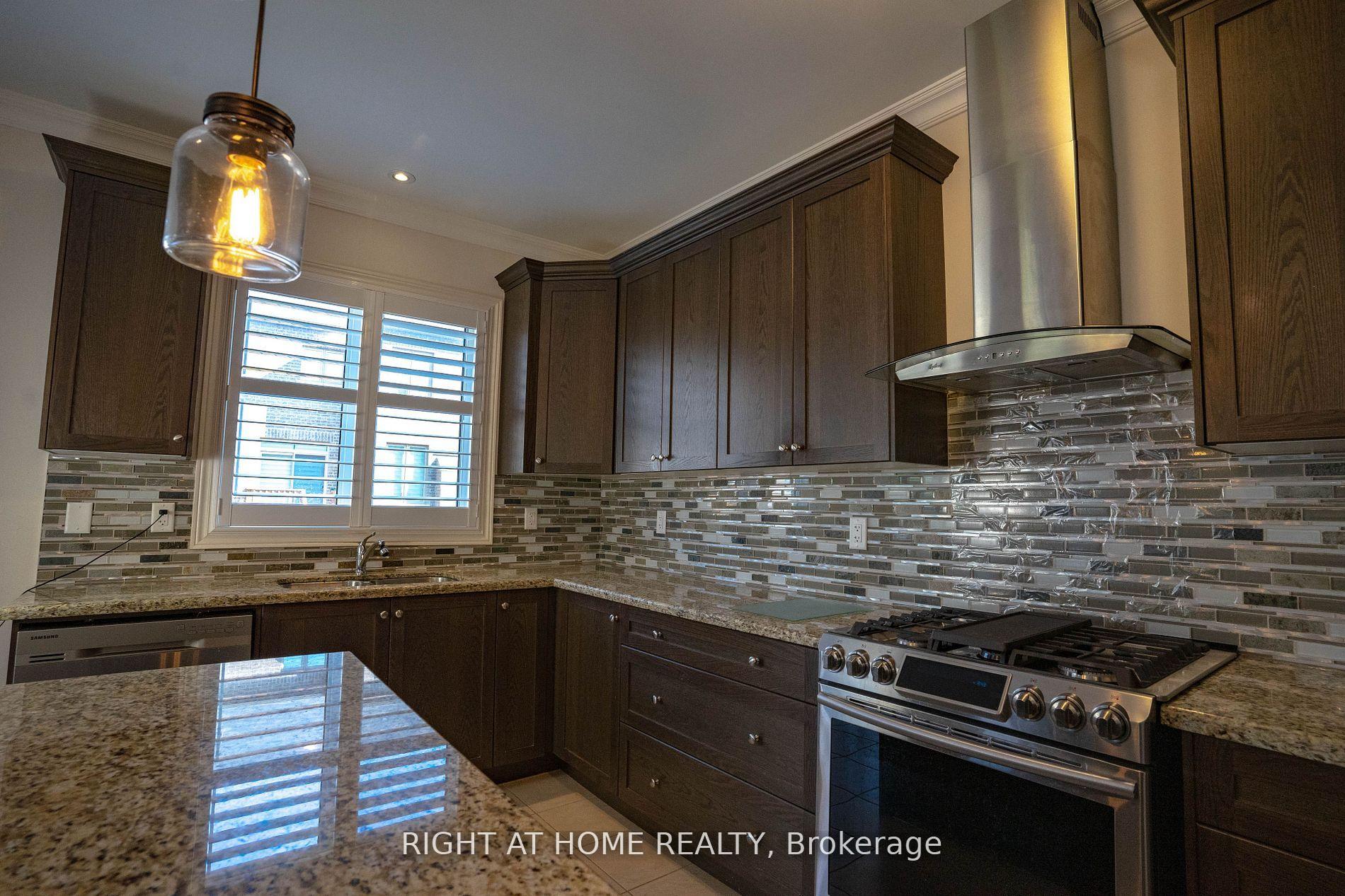 Photo 10 of 29 Boone Crescent, Vaughan, Kleinburg — HOMEH