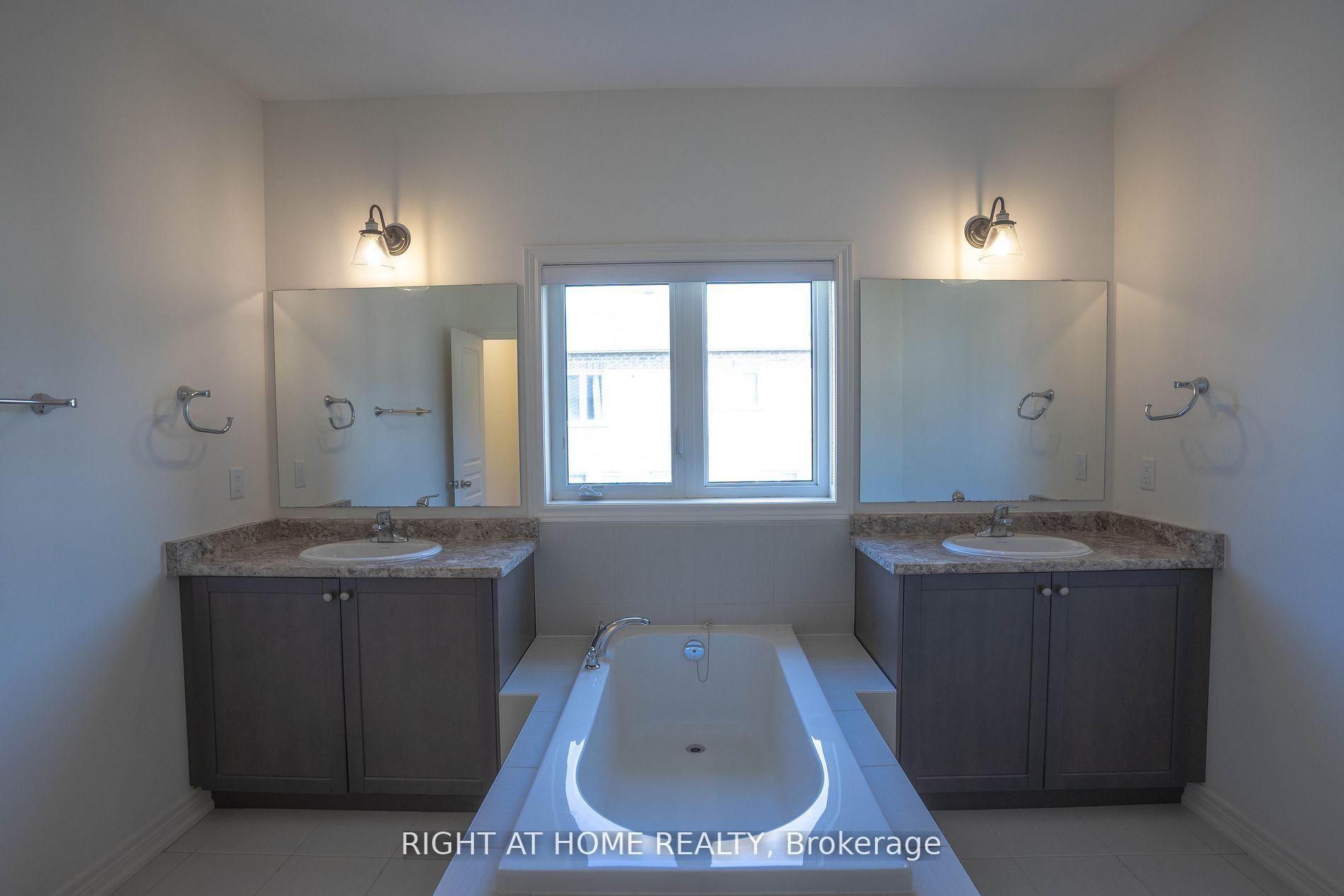 Photo 11 of 29 Boone Crescent, Vaughan, Kleinburg — HOMEH