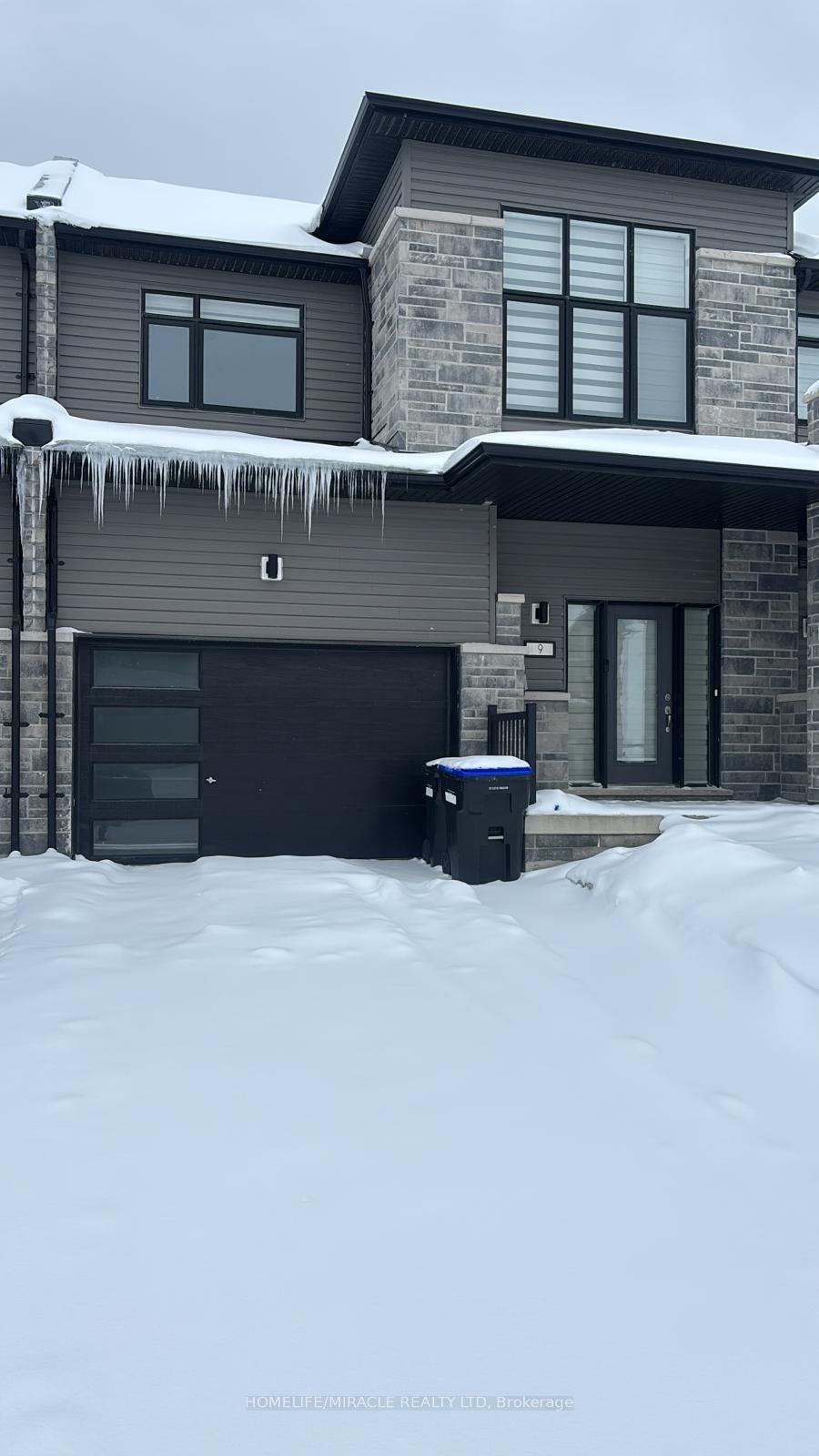 Front of 9 Federica Crescent W