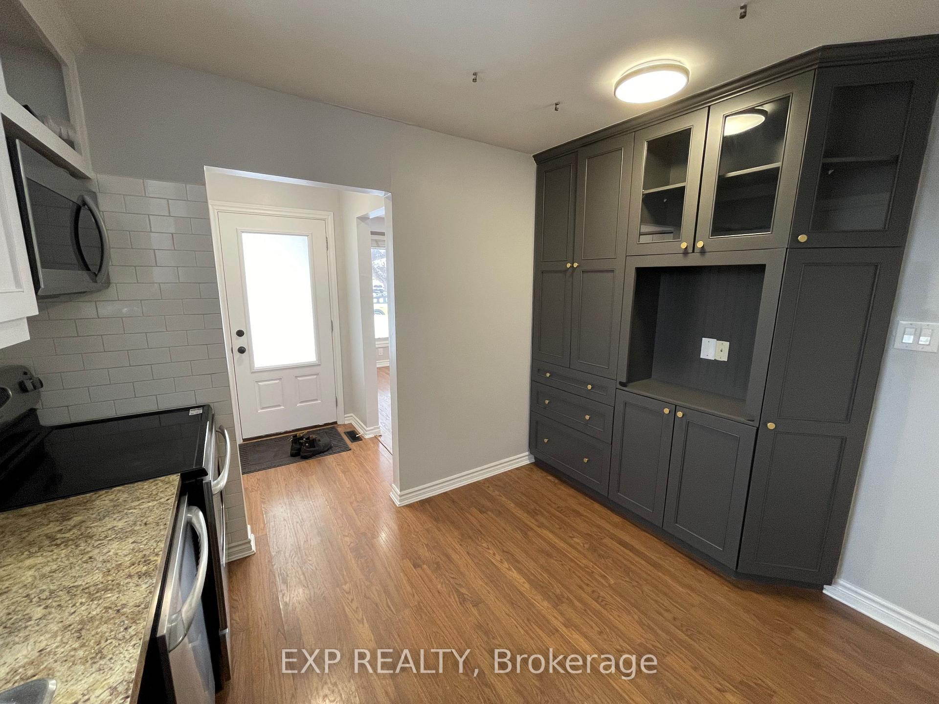 Photo 2 of 7 Burbank Pl (Main), Barrie, Wellington — HOMEH